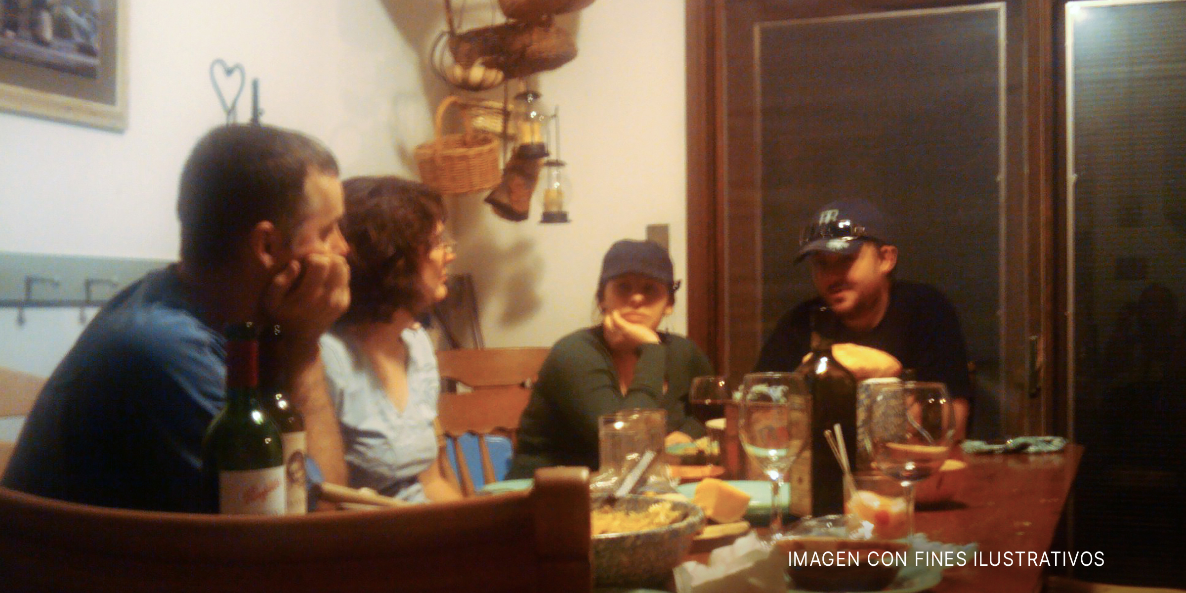 Familia sentada a la mesa. | Foto: flickr.com/wickenden (CC BY-SA 2.0)