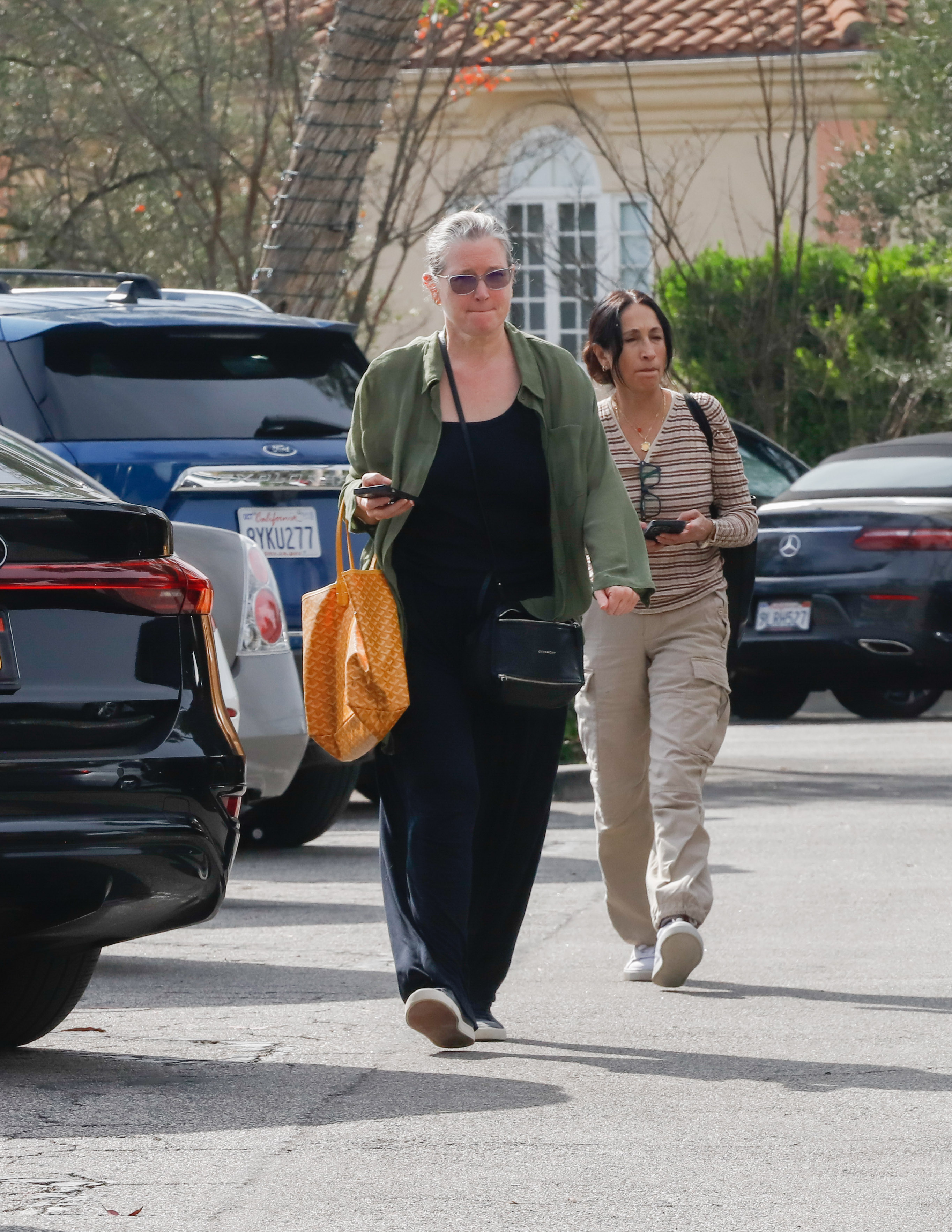 As she made her way through a car park, Fonda appeared focused and composed, flanked by a woman walking nearby. Her laid-back outfit and unbothered expression reflected the quiet lifestyle she has maintained in recent years