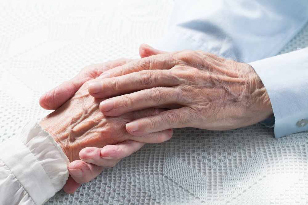 Pareja de ancianos se toma de las manos | Foto: Shutterstock