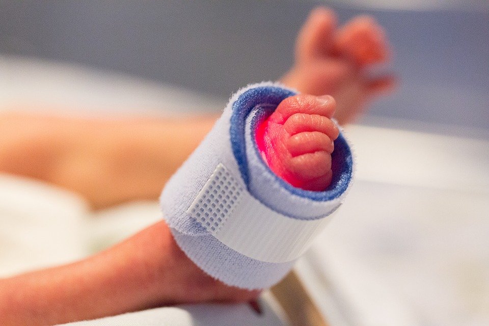 Pies de bebé prematuro. | Foto: Pixabay