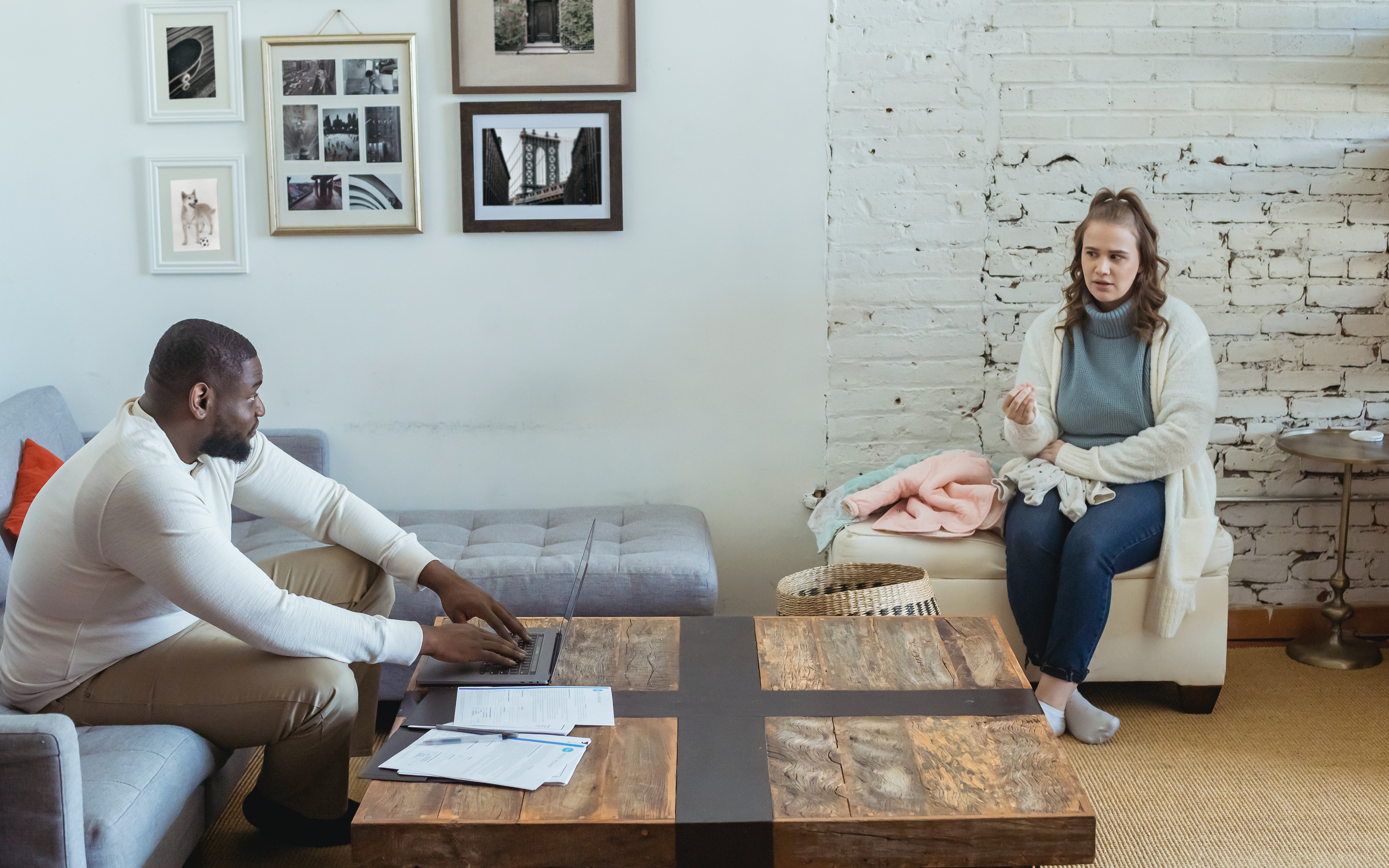 A man and woman talking to each other while seated. | Photo: Pexels