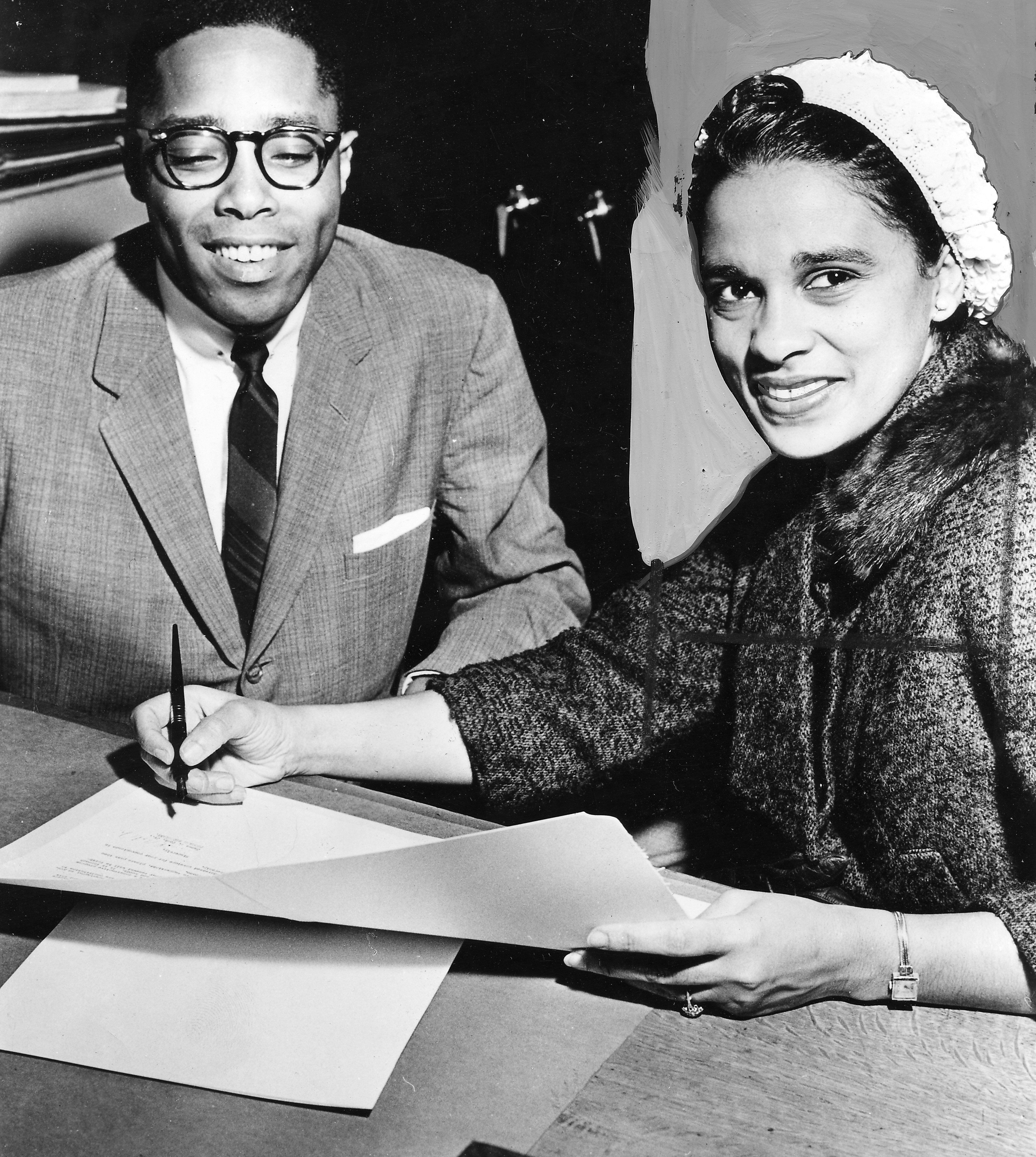 Marguerite Belafonte signing a contract on February 10, 1959 | Source: Getty Images