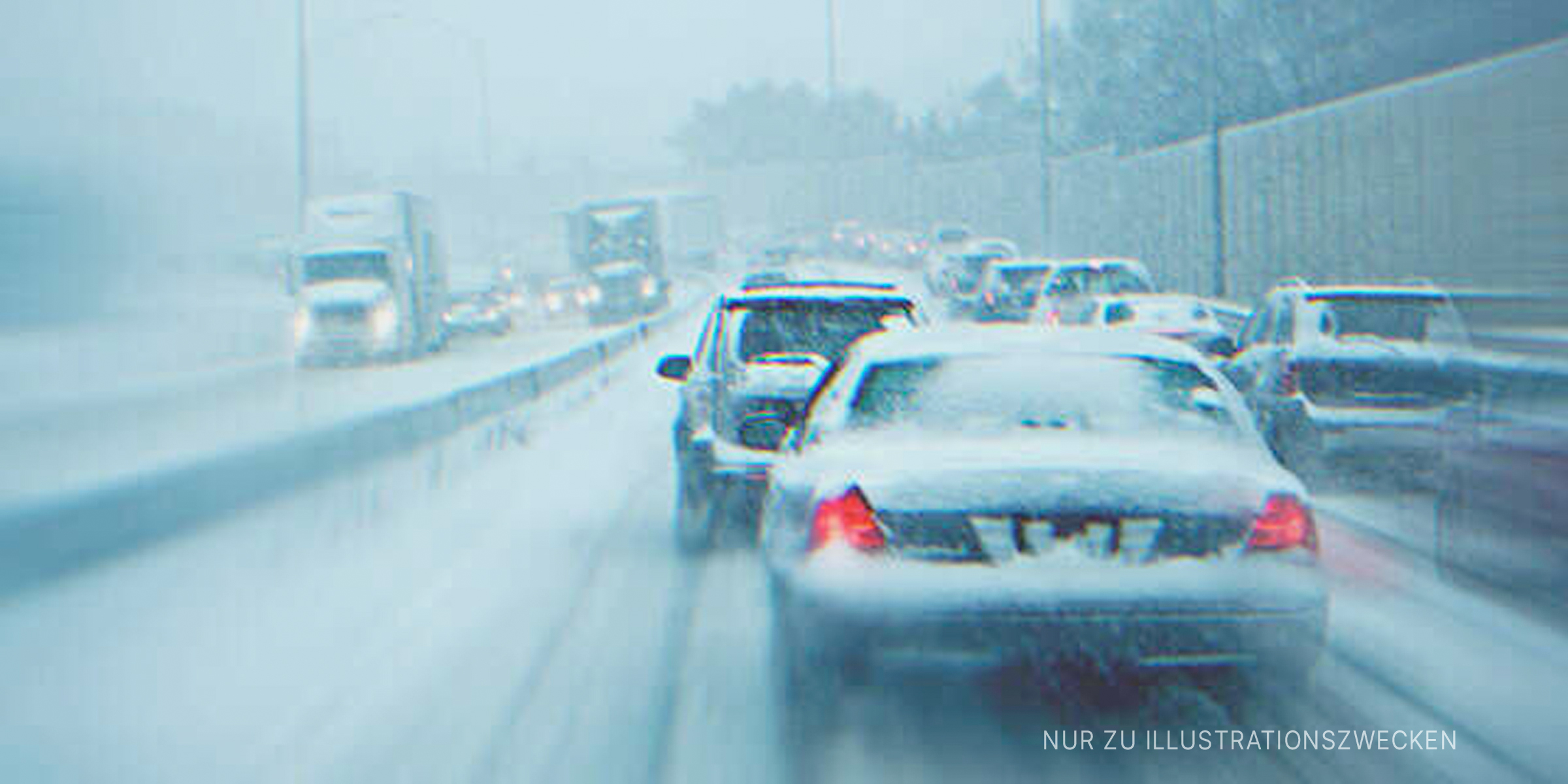 Autos auf einer Autobahn während eines Schneesturms. | Quelle: Shutterstock