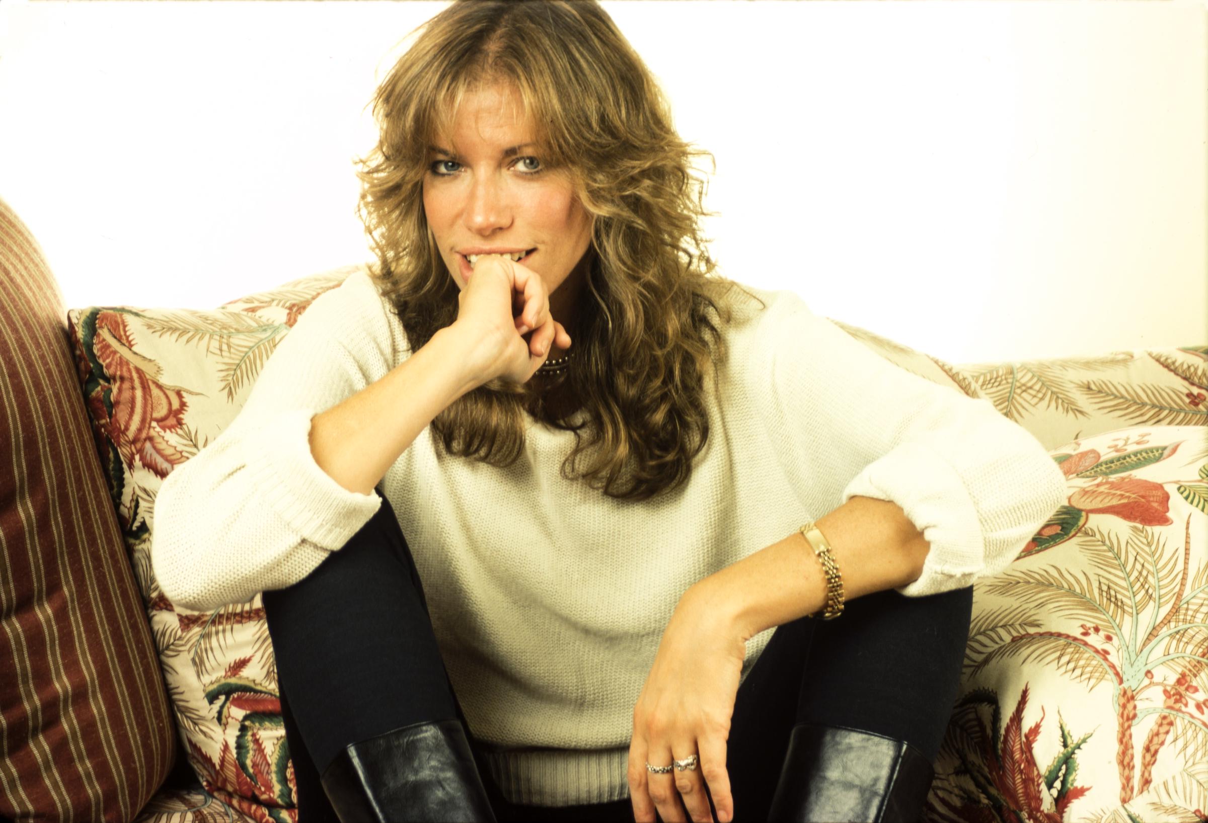 Carly Simon also experienced symptoms that had nothing to do with physical mobility. In this photo, she posed for a portrait in New York, New York, in 1985. | Source: Getty Images
