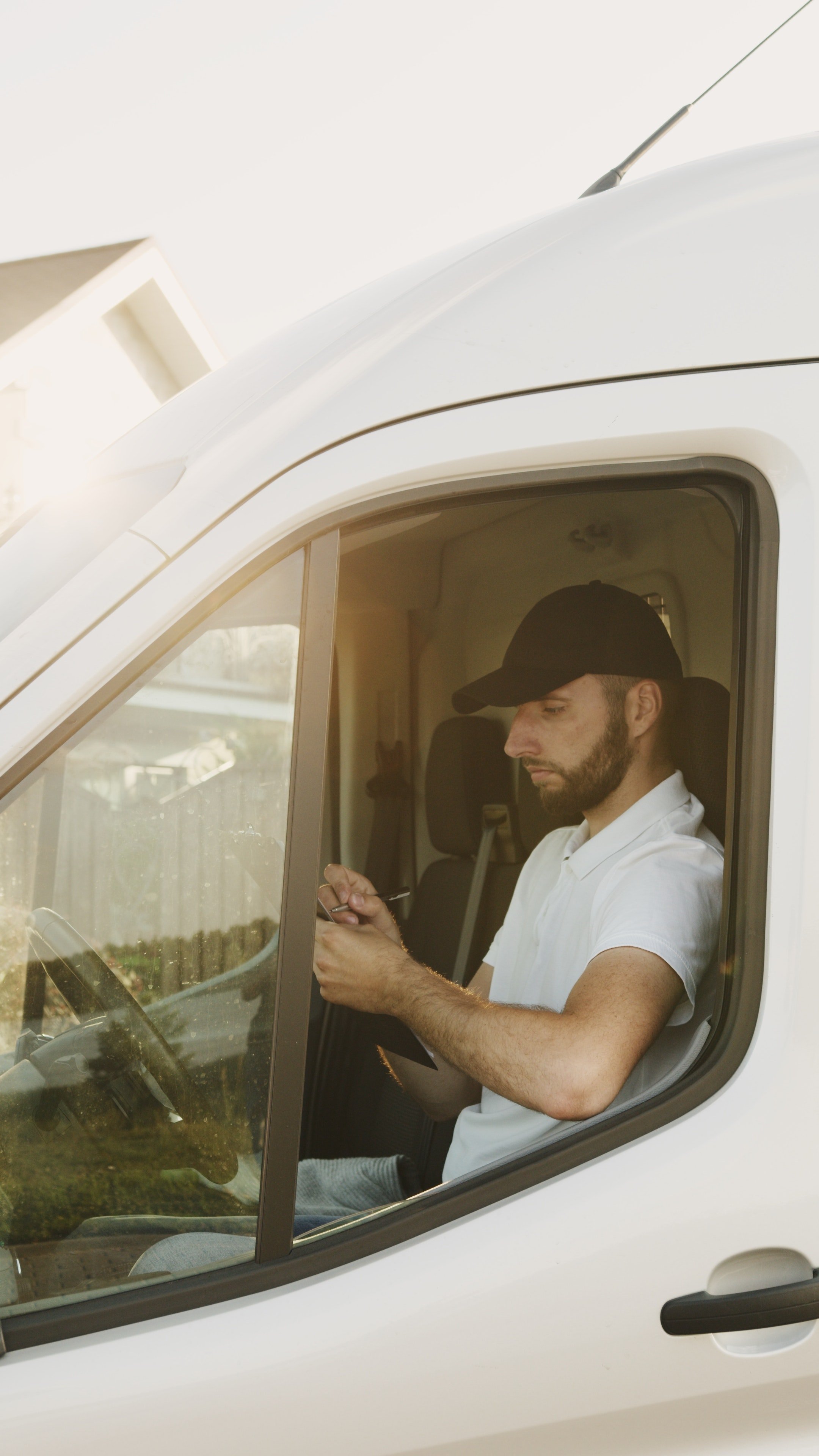 Hombre sentado dentro de una camioneta. | Foto: Pexels