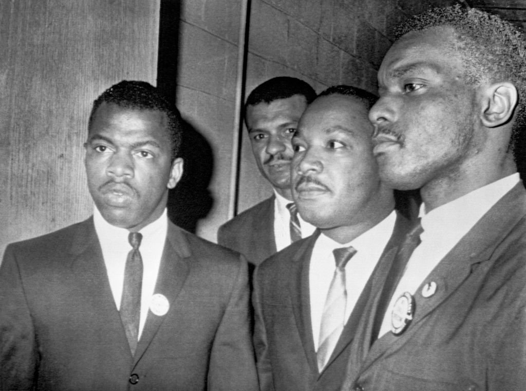 Reverend Martin Luther King Jr. at Fish University in Nashville, with John Lewis, national chairman of the Student Non-Violent Committee and Lester McKinnie| Photo: Getty Images