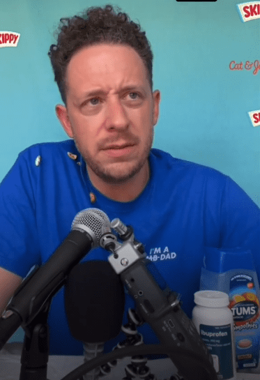 Evan Kyle Berger discussing his day with his children. | Photo: TikTok/dumbdadpod