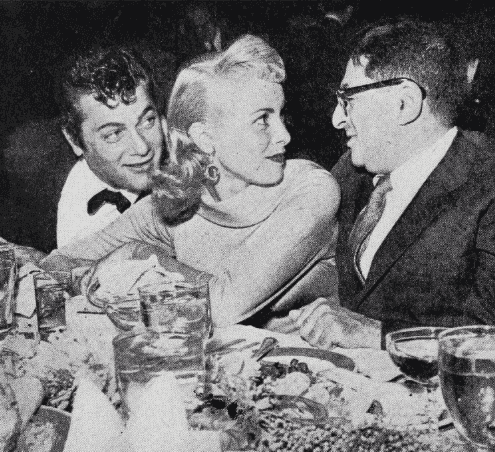Tony Curtis avec son épouse Janet Leigh et le journaliste Sidney Skolsky. | Source: Wikimedia Commons