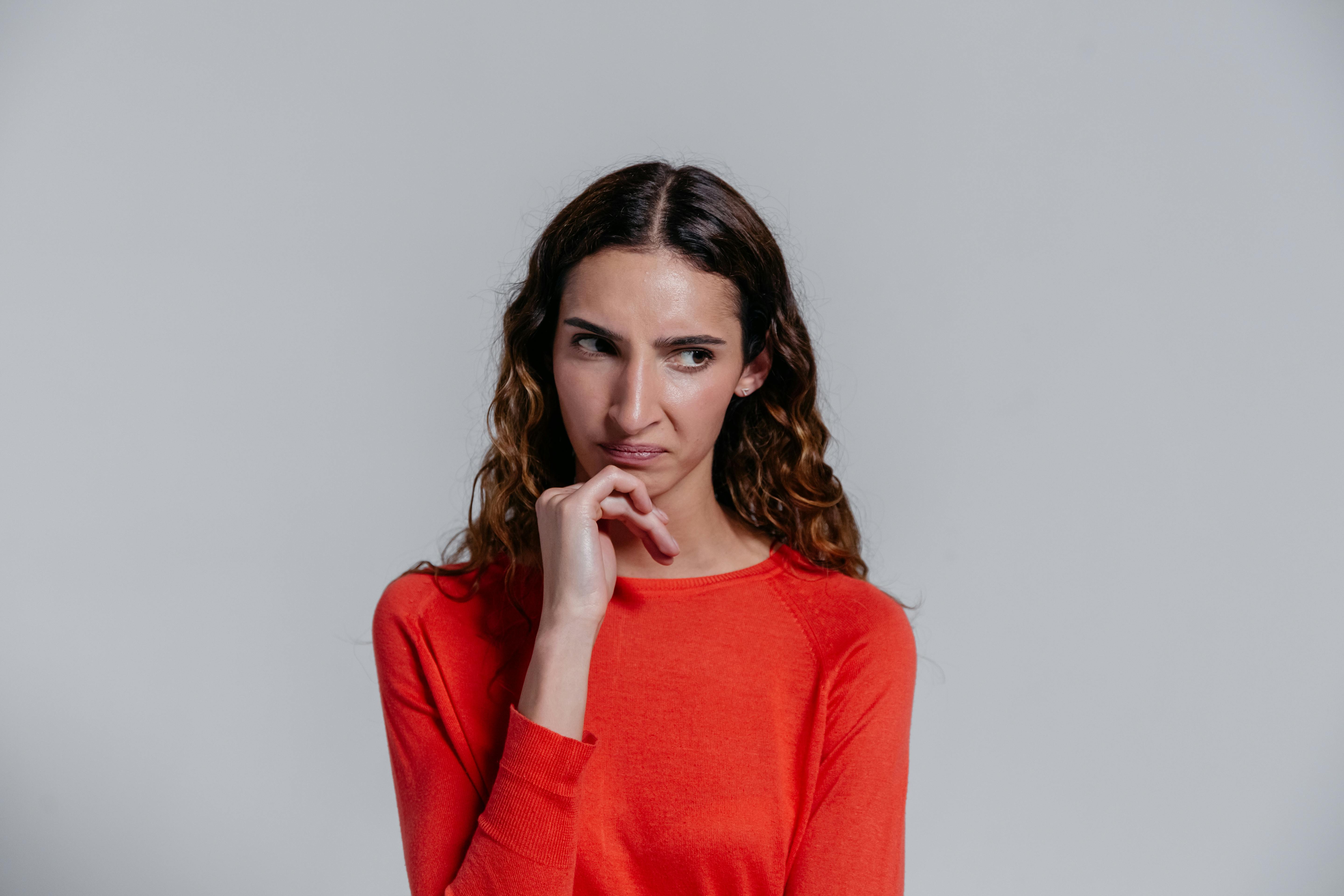Woman with a doubtful expression | Source: Pexels