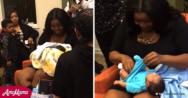 Dad dressed baby in two onesies to make a sweet proposal to his loved one