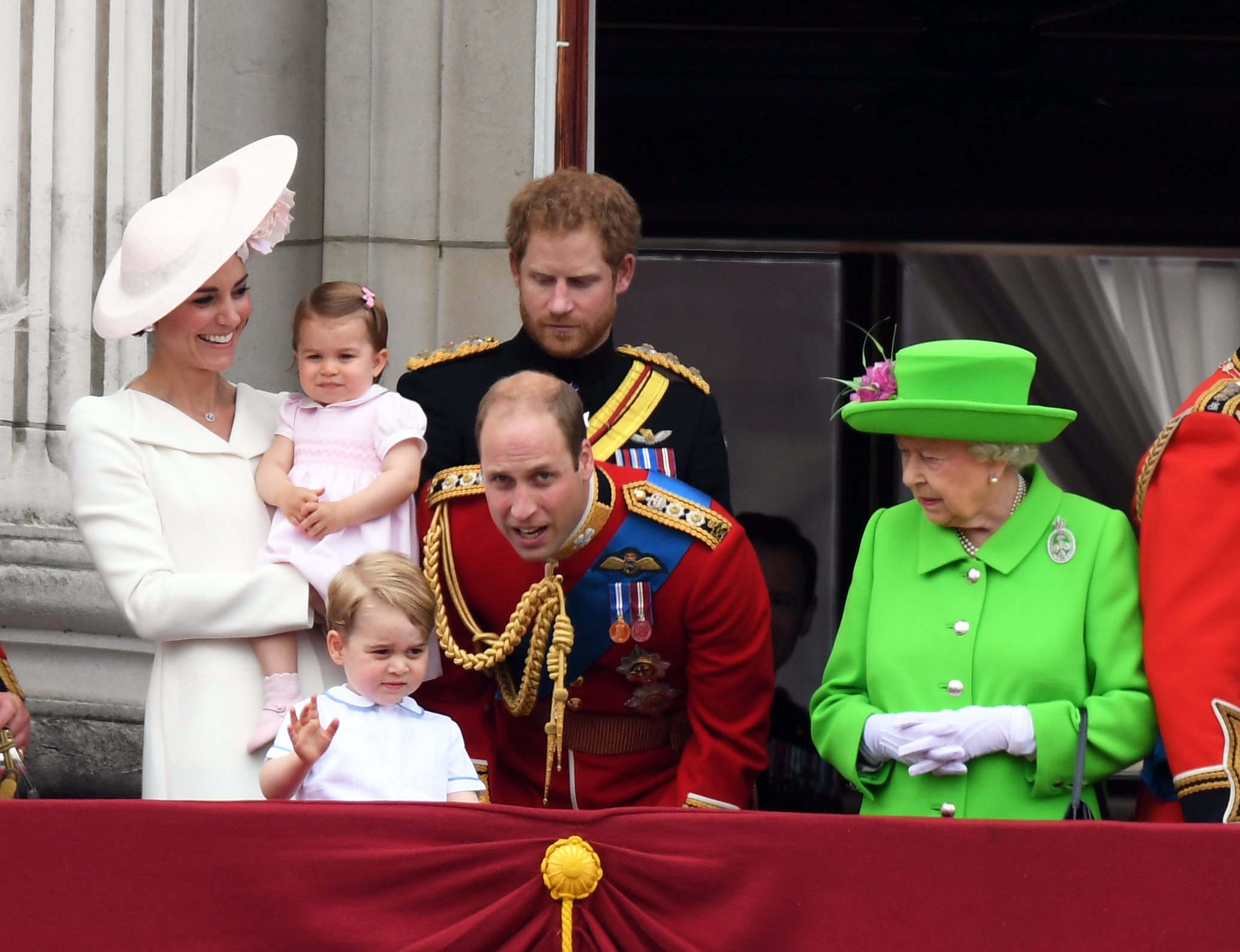 La duquesa Kate, la princesa Charlotte, el príncipe George, el príncipe William, el príncipe Harry y la reina Elizabeth II en el balcón del Palacio de Buckingham después de la ceremonia Trooping the Colour el 11 de junio de 2016 en Londres, Inglaterra | Foto: Getty Images