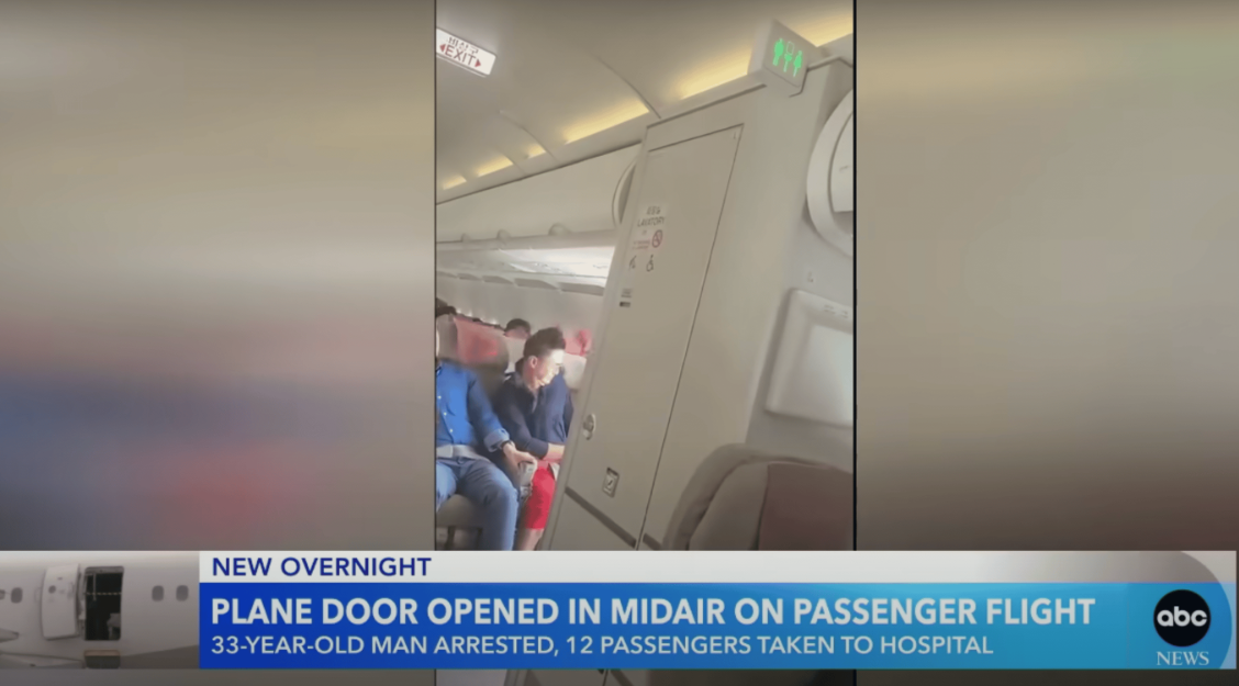 Pasajeros de un avión Airbus A321 de Asiana Airlines azotados por el aire después de que un pasajero abriera la puerta de la salida de emergencia el 26 de mayo de 2023, en Corea del Sur | Foto: YouTube/ABC News