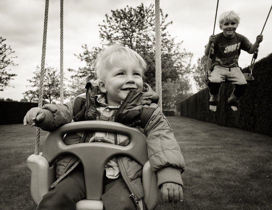Un enfant qui joue a la balançoire. | Photo : Pixabay