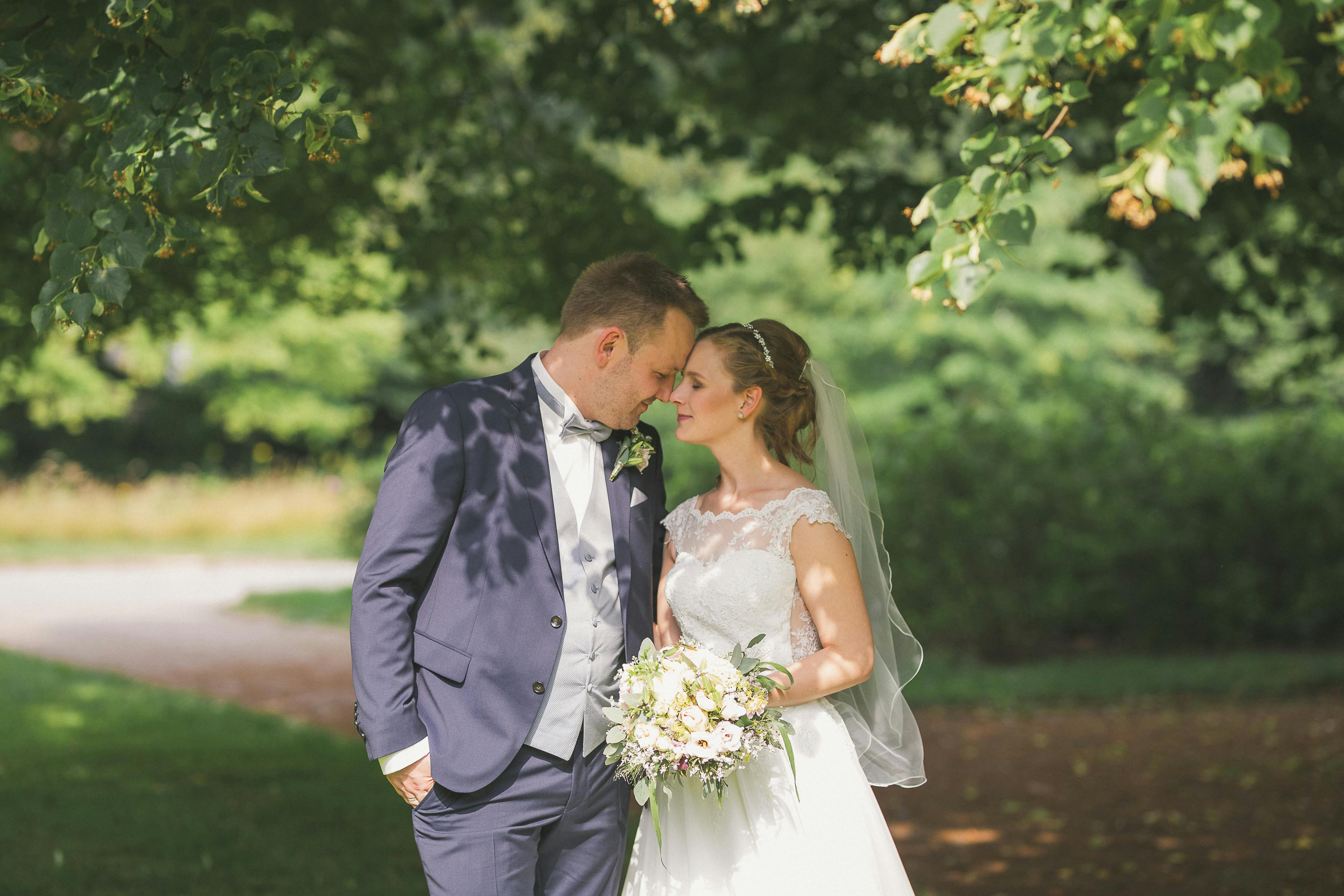 A bride and groom in a park | Source: Pexels
