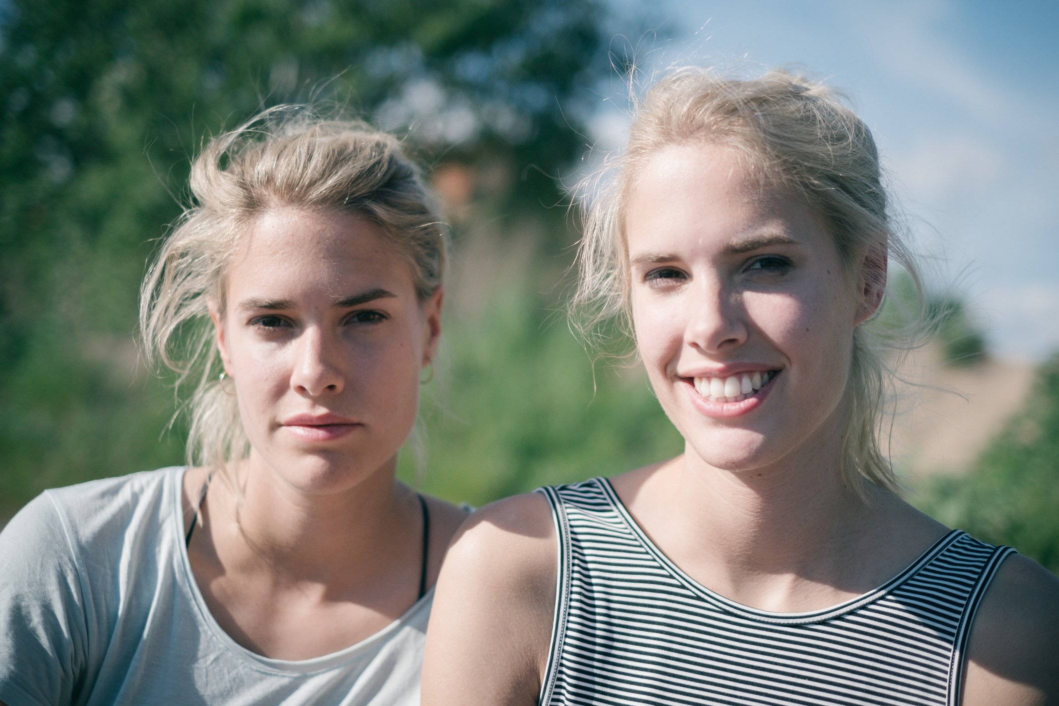 Portrait photo of twin girls in daylight. | Photo: Getty Images