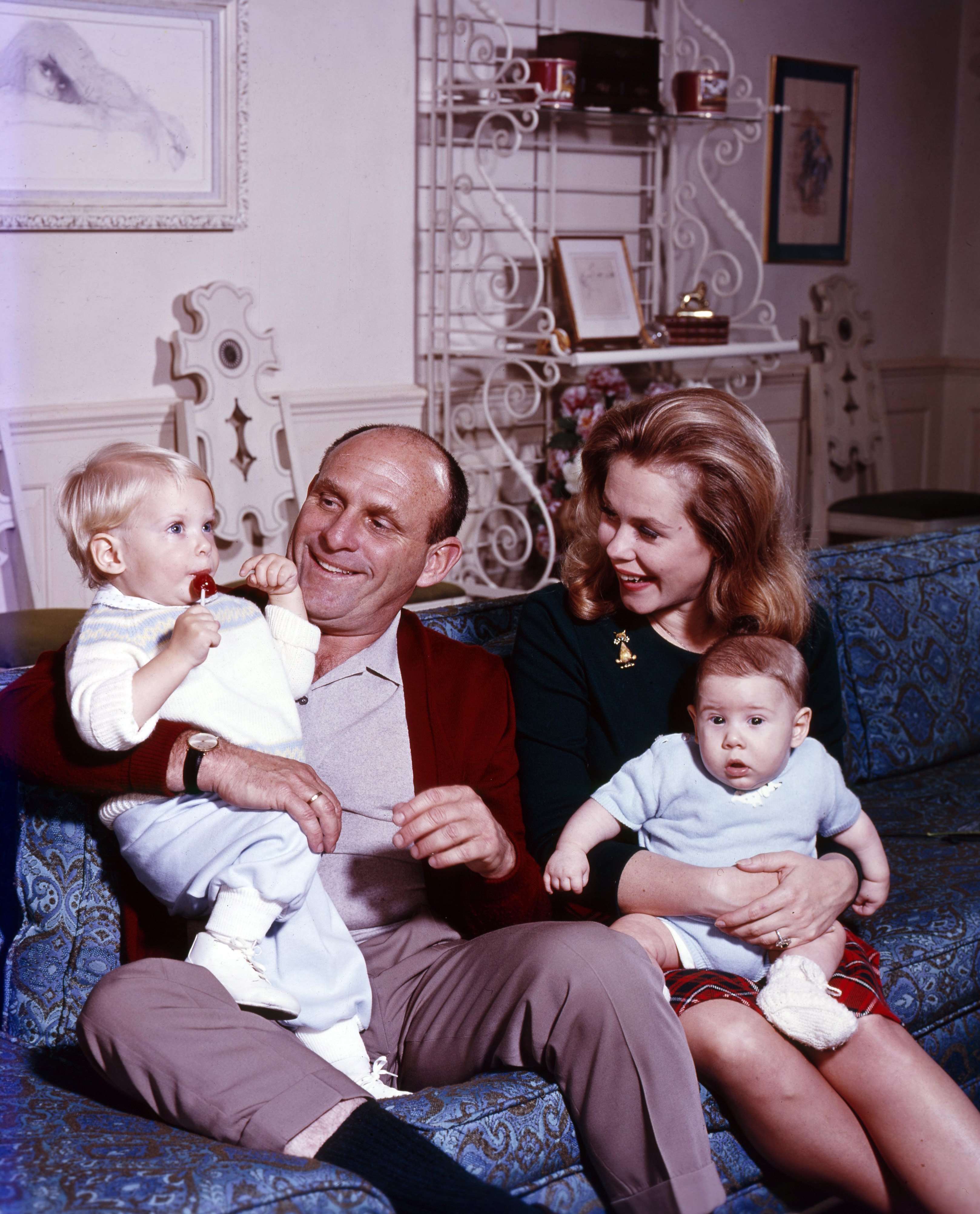 Elizabeth Montgomery with her husband, director William Asher, and sons, Robert Deverell Asher and William Allen Asher, at home, on February 14, 1966 | Source: Getty Images
