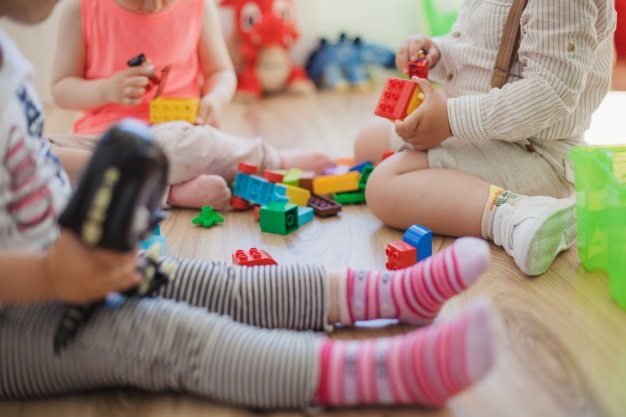 Niños jugando con bloques de juguete. │Foto: Freepik