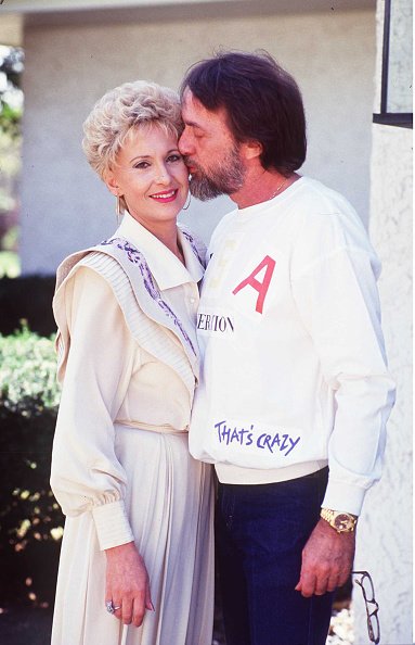Tammy Wynette at her home with George Richey on April 7, 1982 in the garden of her home, Nashville, Tennessee. | Photo: Getty Images