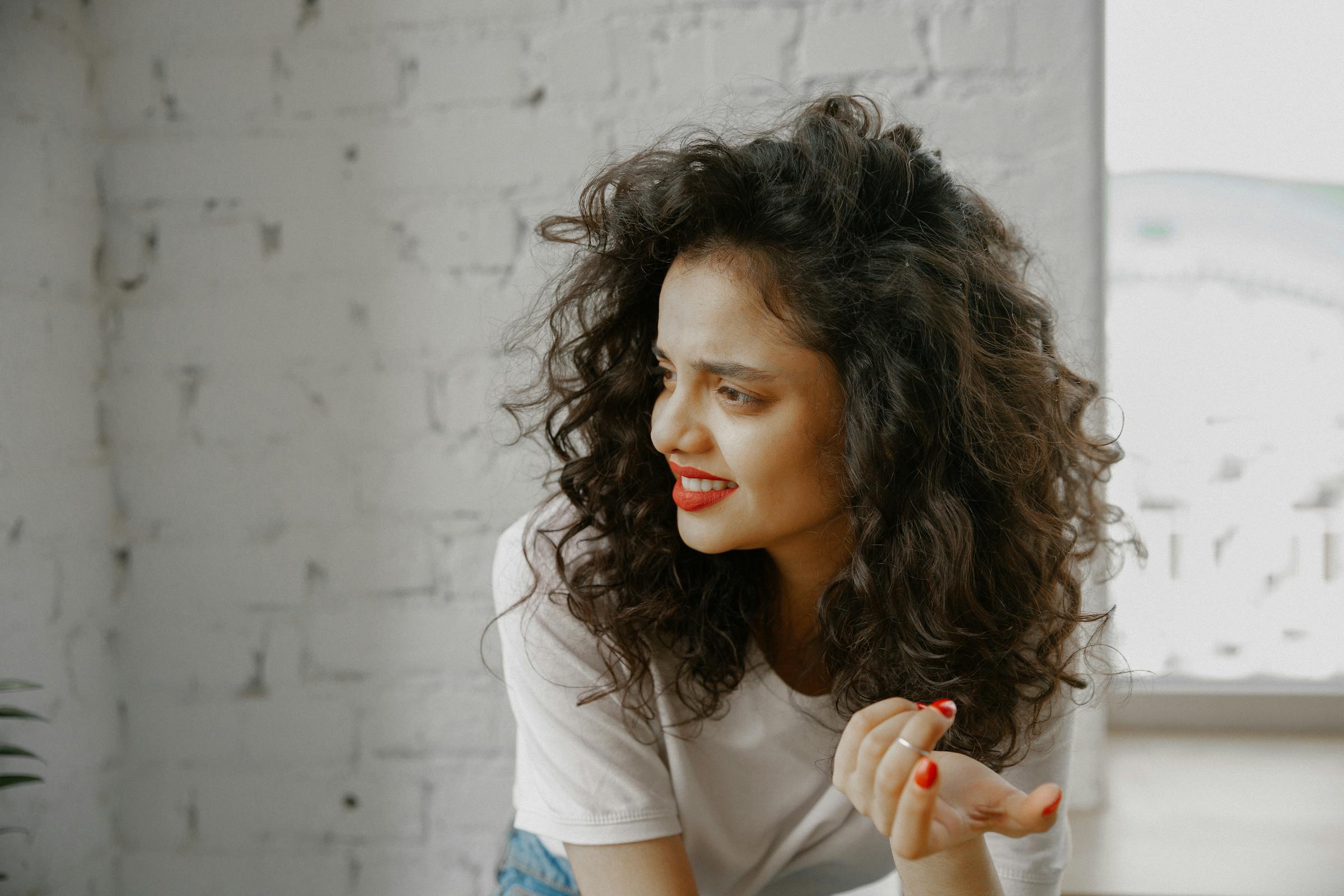 A woman with a puzzled expression | Source: Pexels