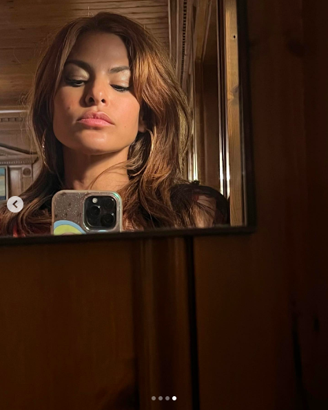 Eva Mendes posing for a mirror selfie, posted on October 5, 2023 | Source: Instagram/evamendes