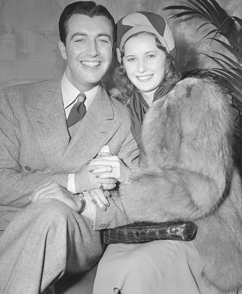 Barbara Stanwyck and Robert Taylor pose for a picture upon their return to Hollywood after their surprise elopement in San Diego in the spring of 1939 | Photo: Getty Images