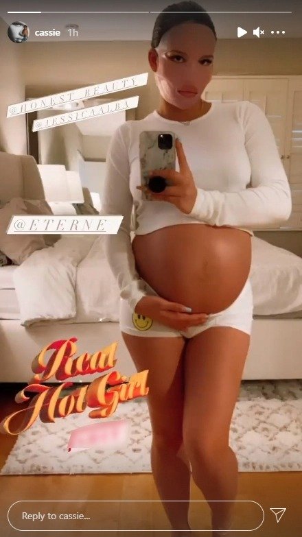 Screenshot of photo of Cassie Ventura showing off her baby bump. | Source: Instagram/cassie