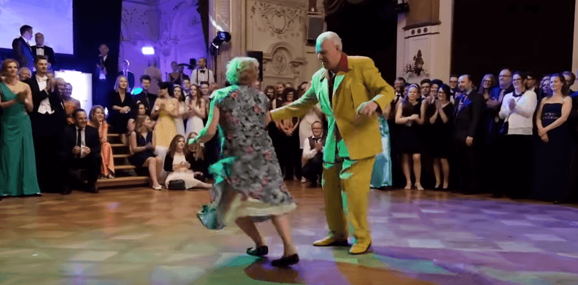 Ehepaar zeigt ihre unglaublichen Tanz-Moves | Quelle: YouTube/SwingNellia