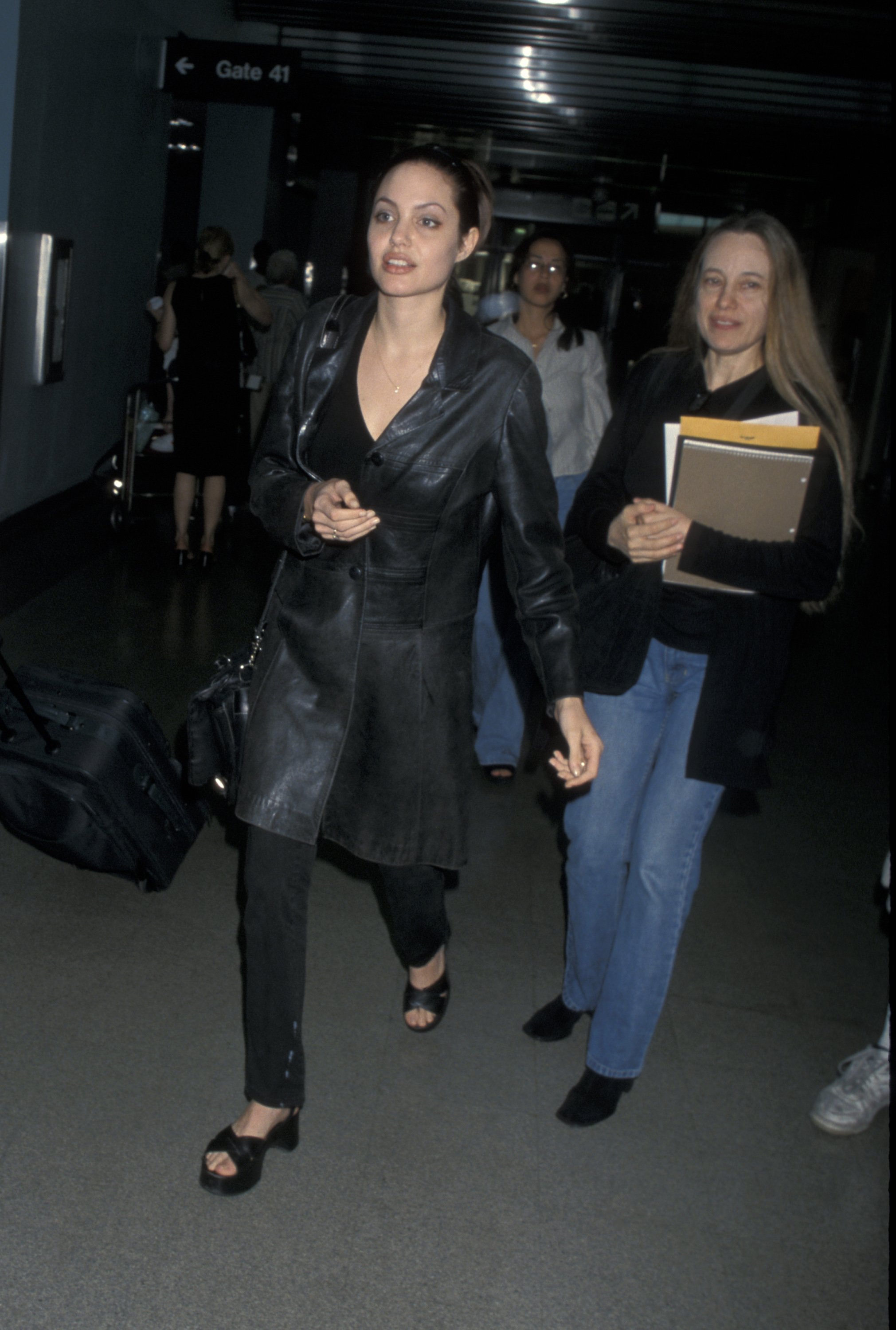 Angelina Jolie and her mother Marcheline Bertrand in Los Angeles on August 4, 1998 | Photo: Getty Images