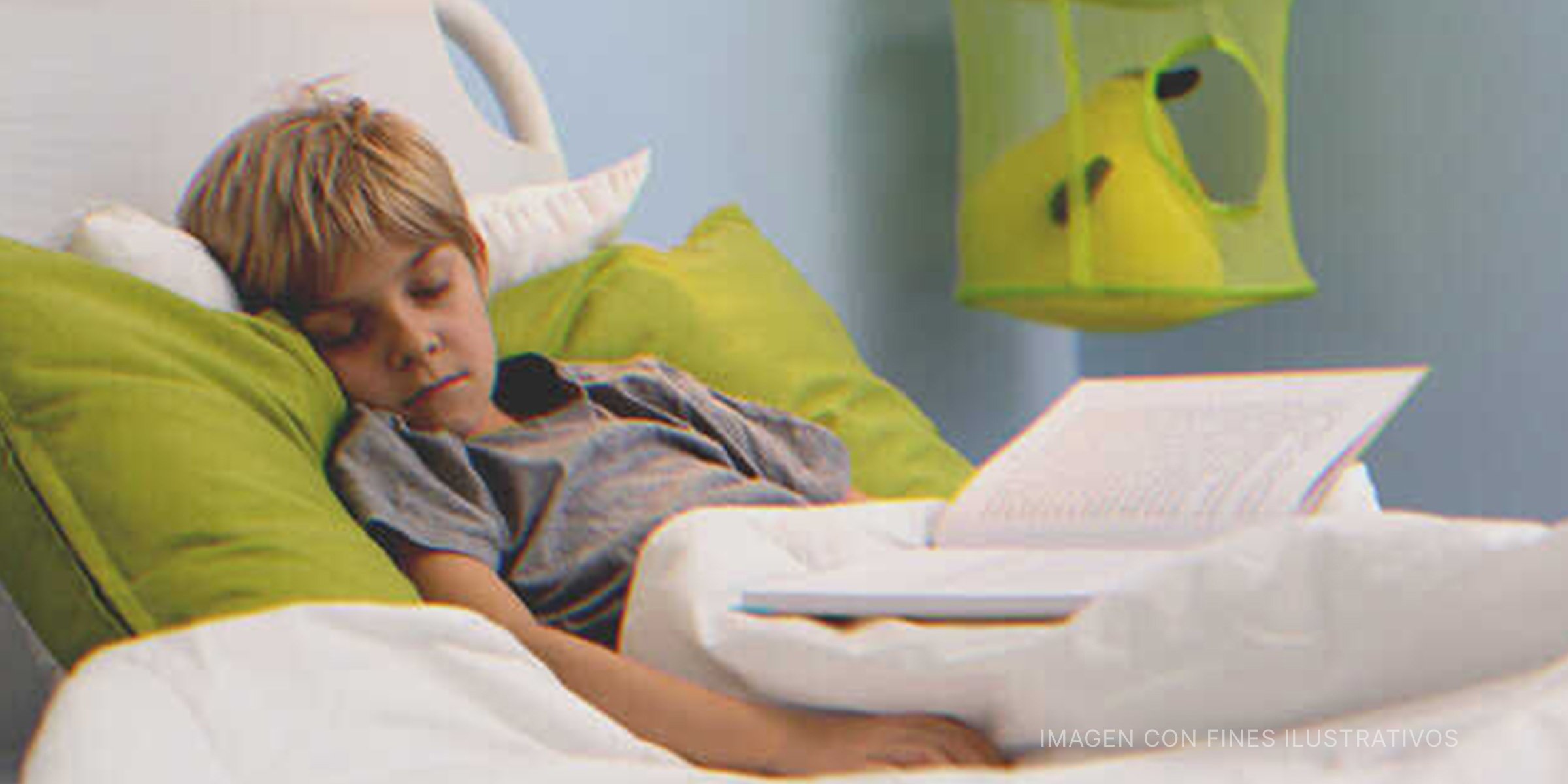 Niño recostado en una cama. | Foto: Shutterstock
