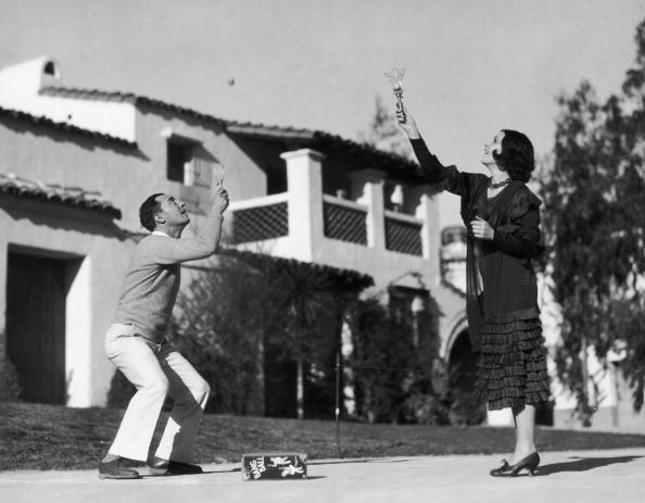 El actor Buster Keaton y la actriz Conchita Montenegro se entregan a un juego de 'Bang Ball'. | Fuente: Getty Images El actor Buster Keaton y la actriz Conchita Montenegro se entregan a un juego de 'Bang Ball'. | Fuente: Getty Images