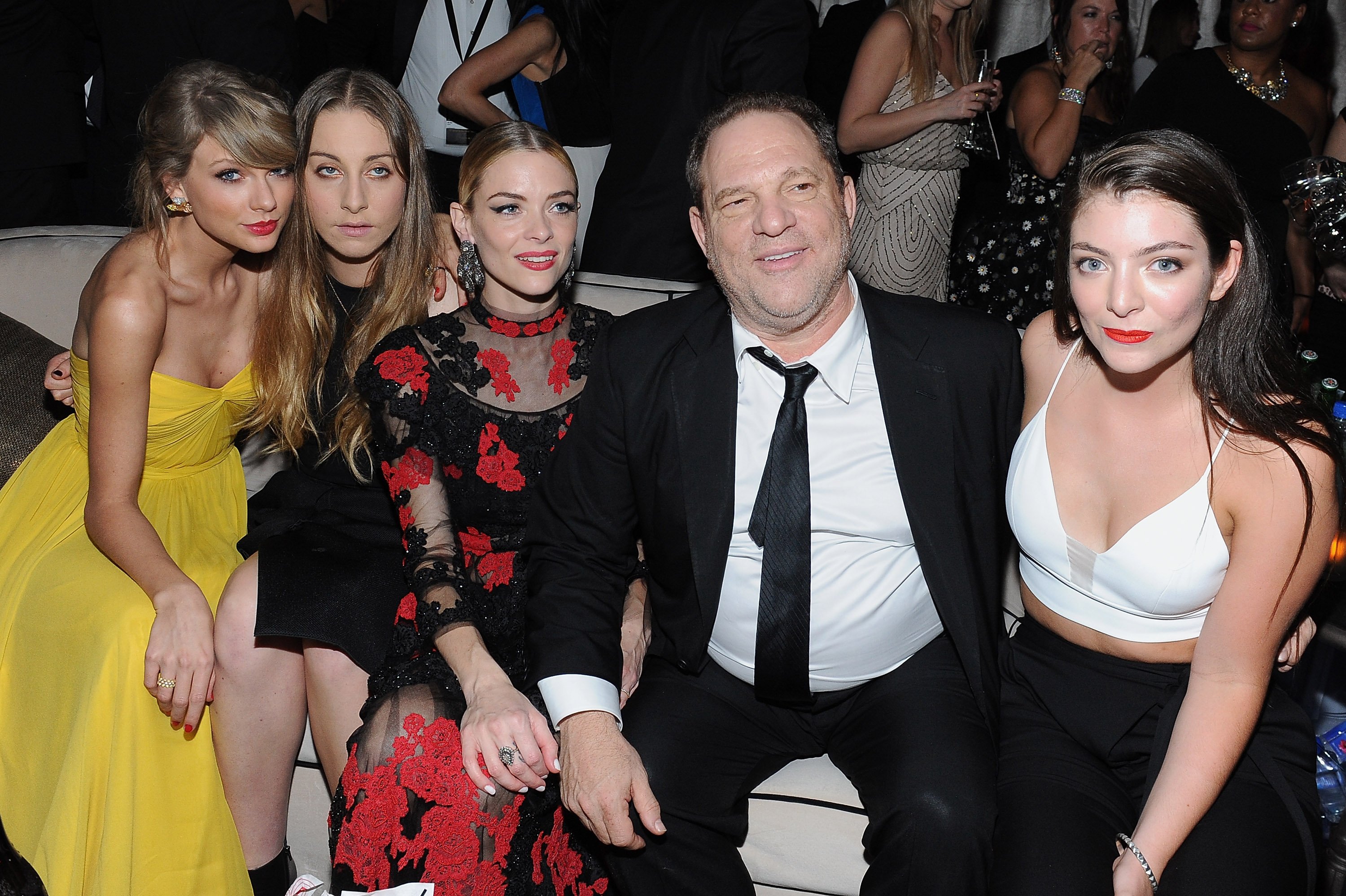 La cantante Taylor Swift, la músico Este Haim, la actriz Jaime King, el productor Harvey Weinstein y la cantante Lorde asisten a The Weinstein Company y Netflix's Golden Globes After Party 2015 presentados por FIJI Water, Lexus, Laura Mercier y Marie Claire en el Beverly Hilton Hotel en enero 11, 2015 en Beverly Hills, California. | Foto: Getty Images La cantante Taylor Swift, la músico Este Haim, la actriz Jaime King, el productor Harvey Weinstein y la cantante Lorde asisten a The Weinstein Company y Netflix's Golden Globes After Party 2015 presentados por FIJI Water, Lexus, Laura Mercier y Marie Claire en el Beverly Hilton Hotel en enero 11, 2015 en Beverly Hills, California. | Foto: Getty Images
