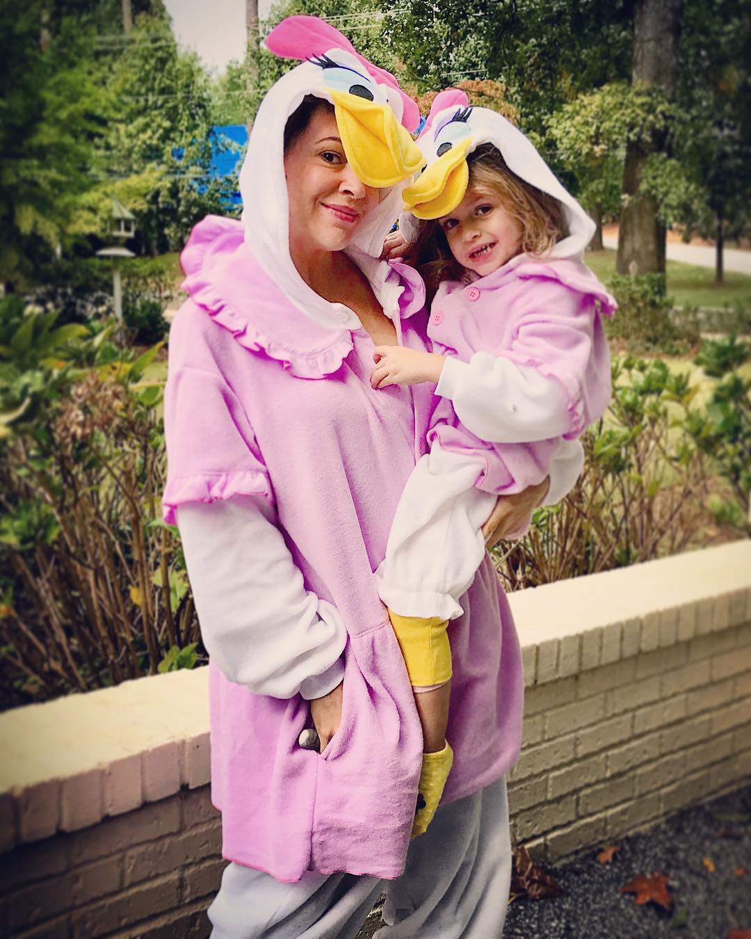 Alyssa Milano and her daughter from a post dated October 31, 2017. | Source: Instagram/milano_alyssa