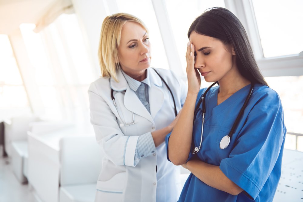 Doctora consuela a una colega en un hospital. I Foto: Shutterstock