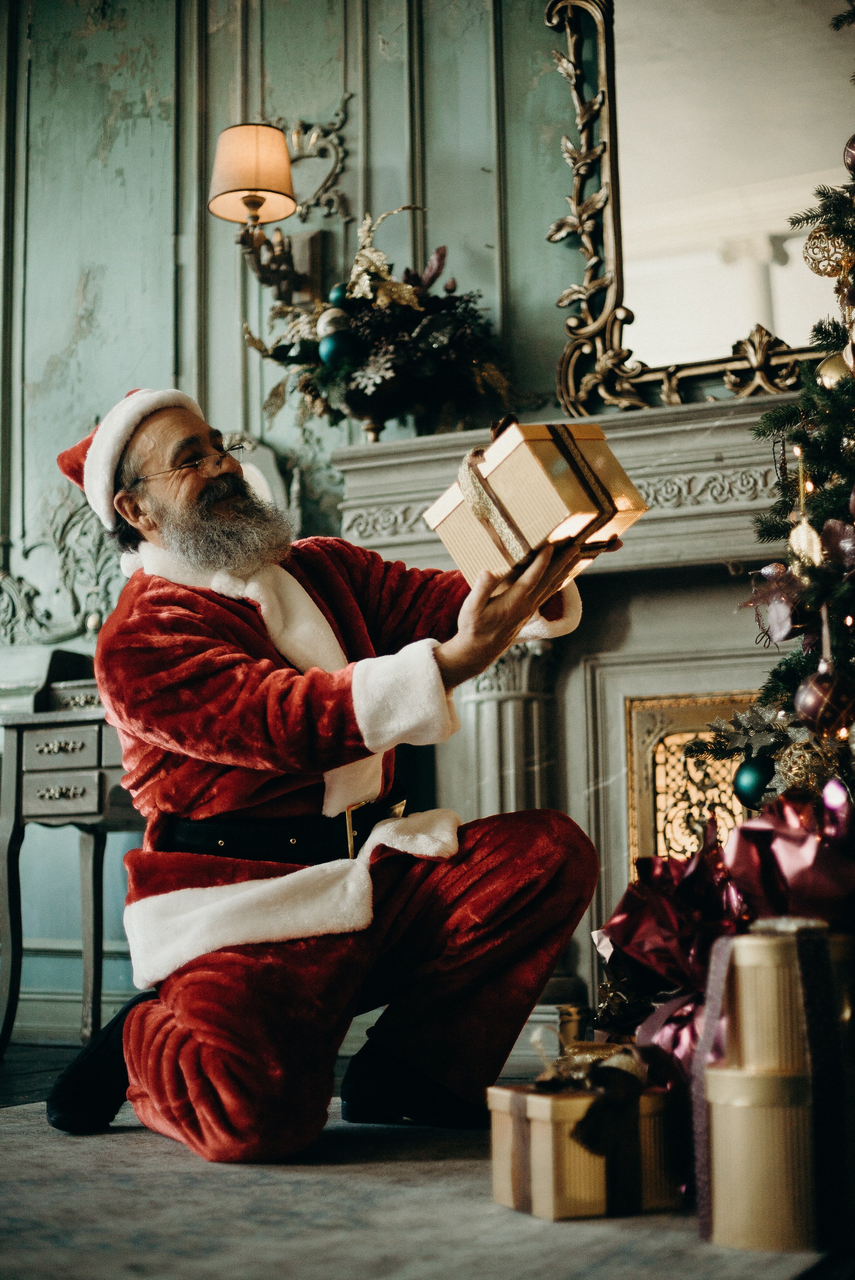 Herr Hauser verkleidete sich als Weihnachtsmann und besuchte Sam und Beatrice | Quelle: Pexels