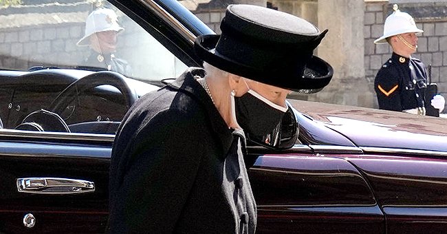 La reine Elizabeth II arrive aux funérailles du prince Philip, duc d'Édimbourg le 17 avril 2021 à Windsor, en Angleterre. | Photo : Getty Images