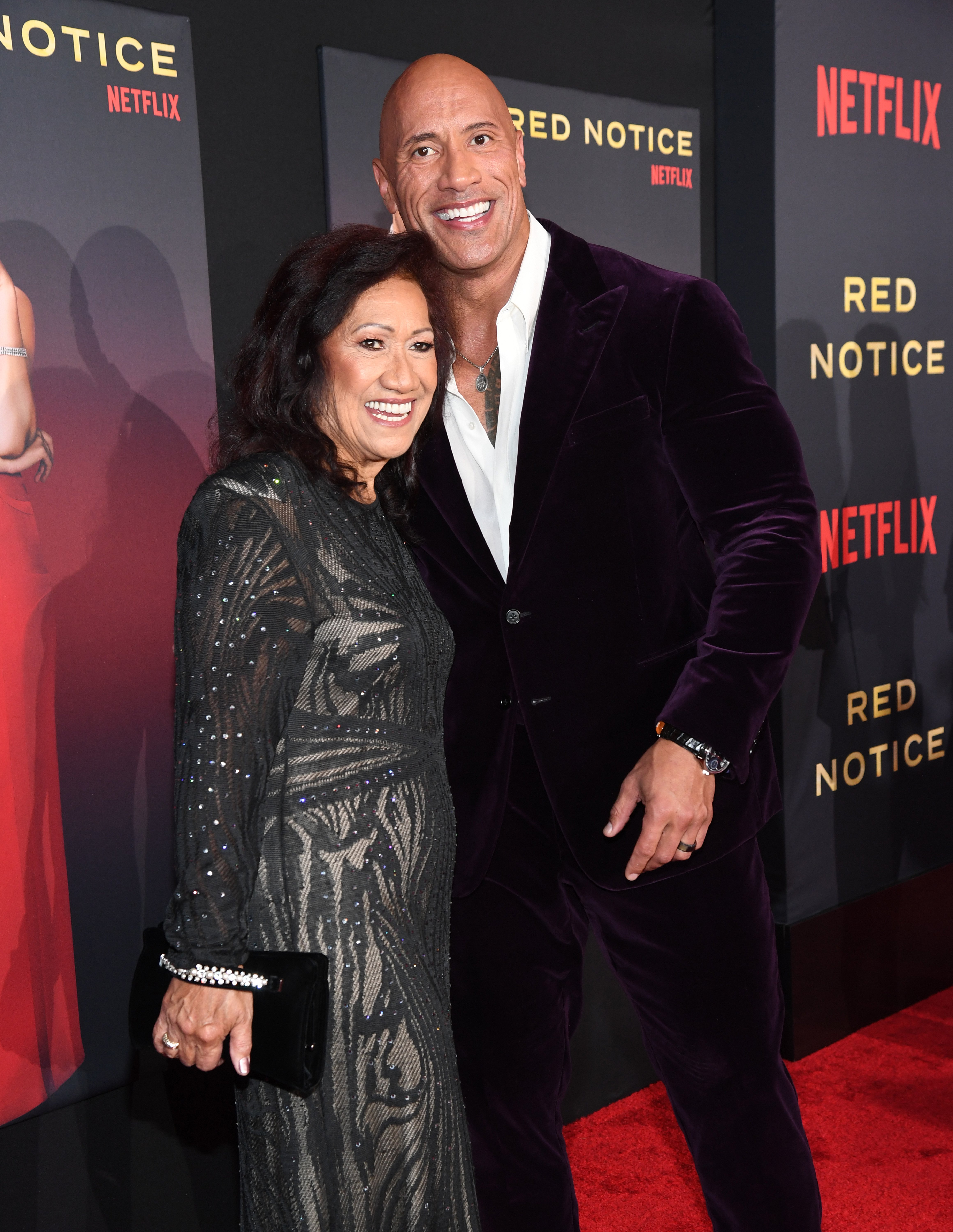 Ata Johnson y Dwayne Johnson asisten al estreno mundial de "Red Notice" de Netflix en Regal LA Live el 3 de noviembre de 2021 en Los Ángeles, California | Foto: Getty Images