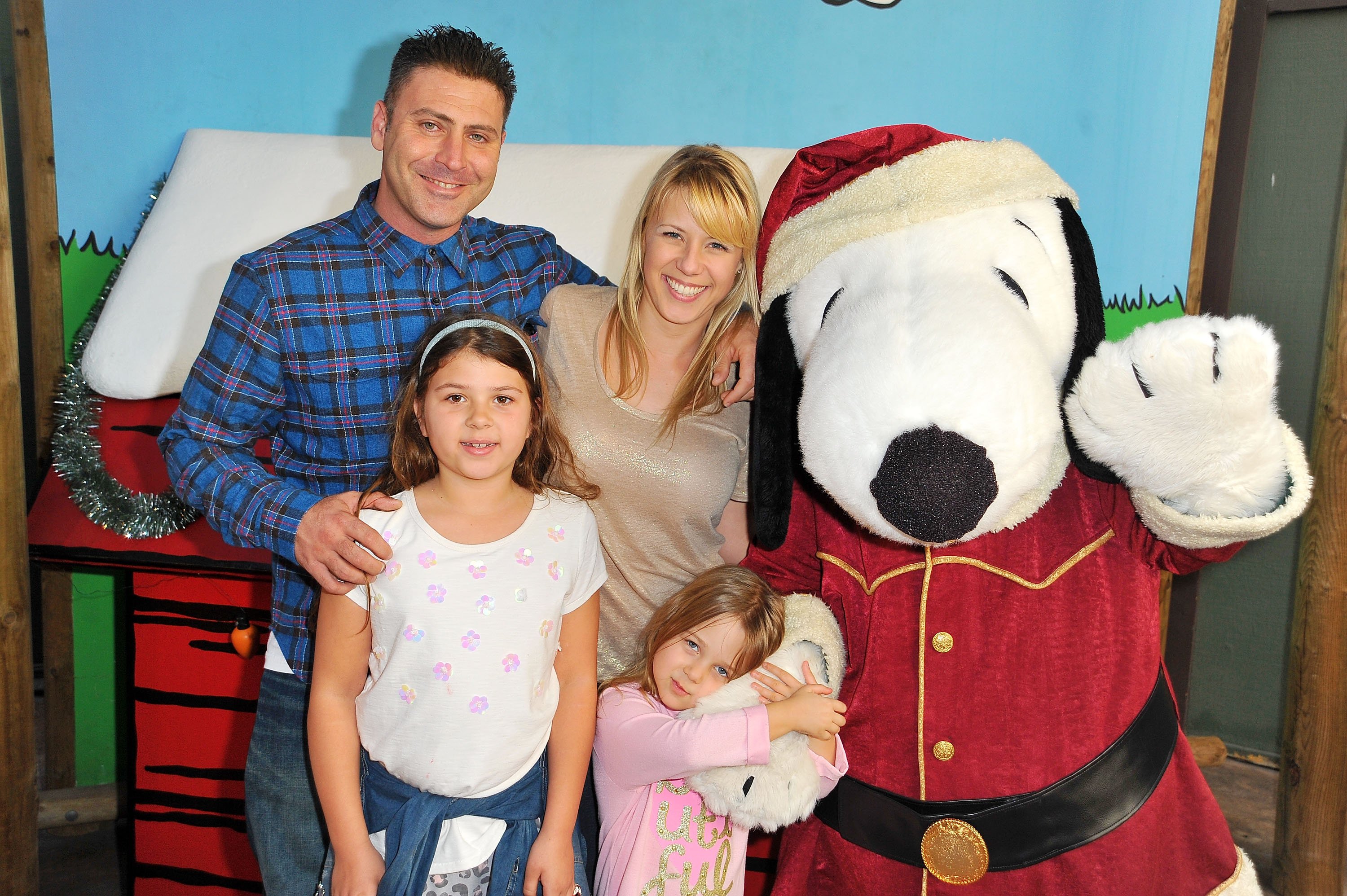 Justin Hodak, Beatrix Sweetin-Coyle, Zoie Herpin and Jodie Sweetin attend Knott's Merry Farm Countdown to Christmas & Tree Lighting at Knott's Berry Farm on December 5, 2015 in Buena Park, California.┃Source: Getty Images
