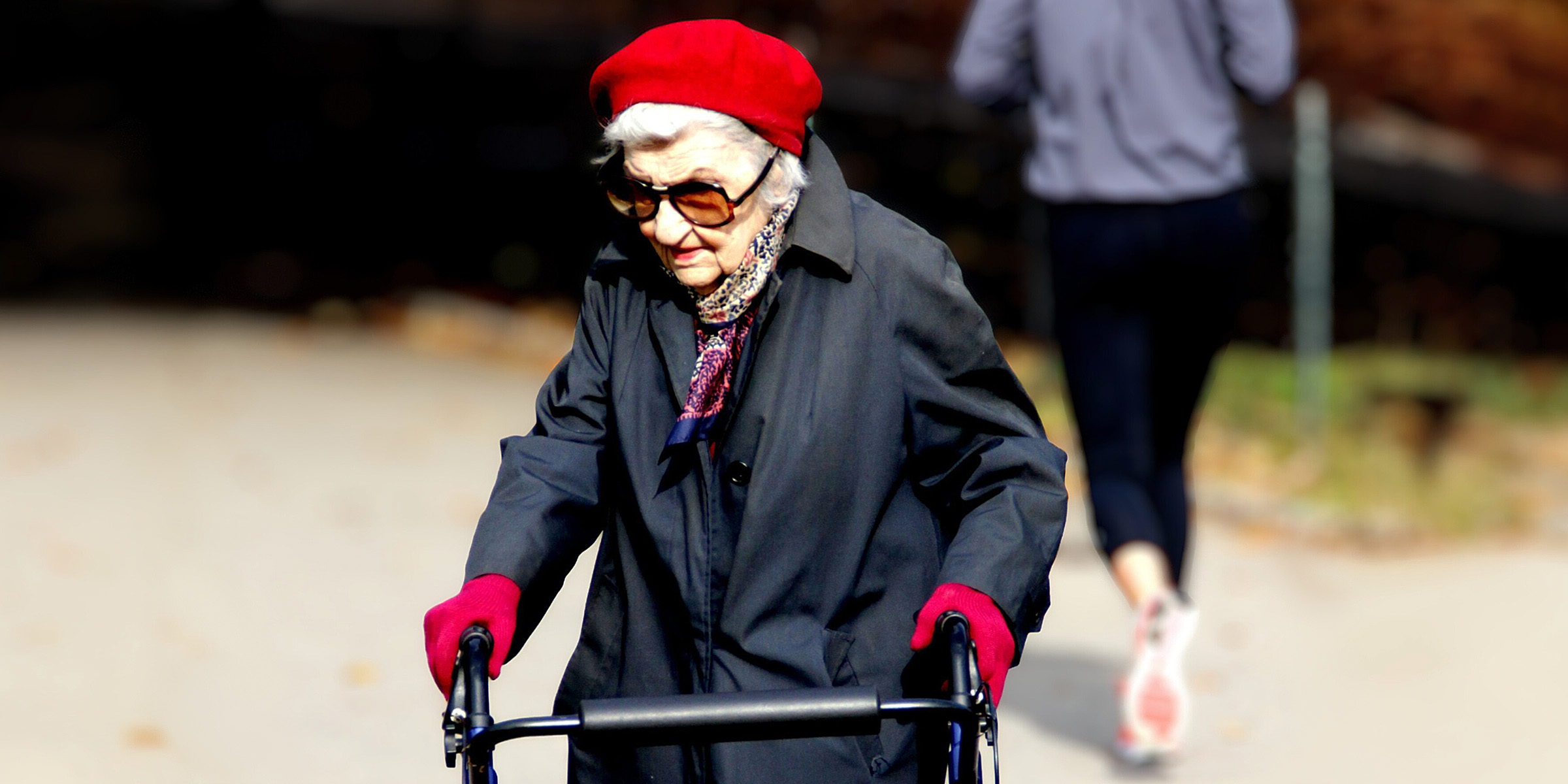 An old woman with a walker | Source: Flickr