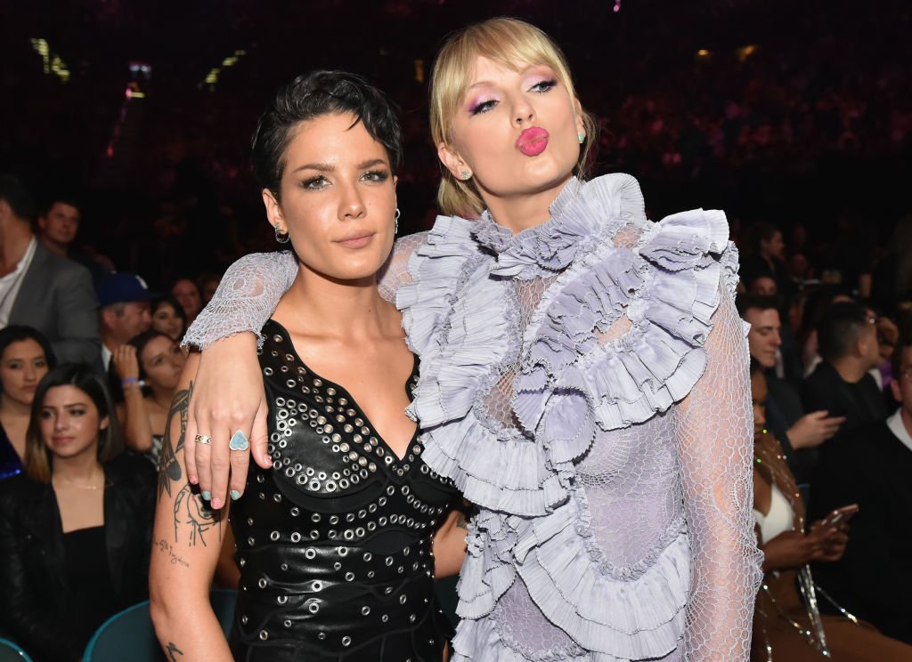 Halsey and Taylor Swift at the 2019 Billboard Music Awards at MGM Grand Garden Arena on May 1, 2019 | Photo: Getty Images