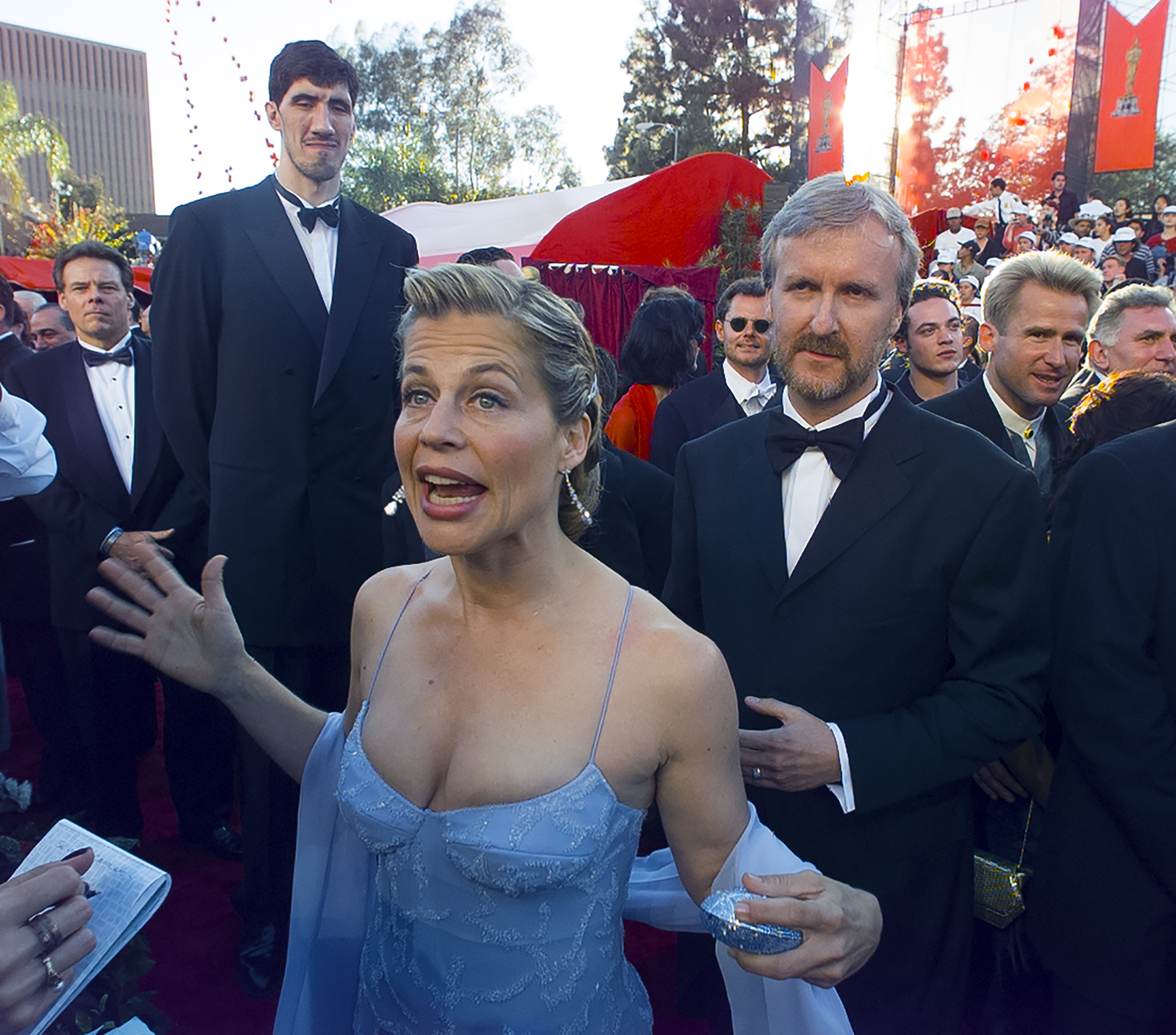 Linda Hamilton and James Cameron at the Academy Awards on March 29, 1998, in Los Angeles, California. | Source: Getty Images