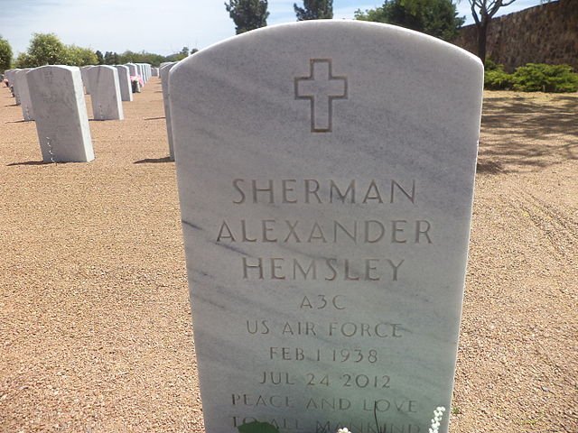 Sherman Hemsley marker at Fort Bliss National Cemetery. | Photo: Wikimedia Commons Images Sherman Hemsley marker at Fort Bliss National Cemetery. | Photo: Wikimedia Commons Images