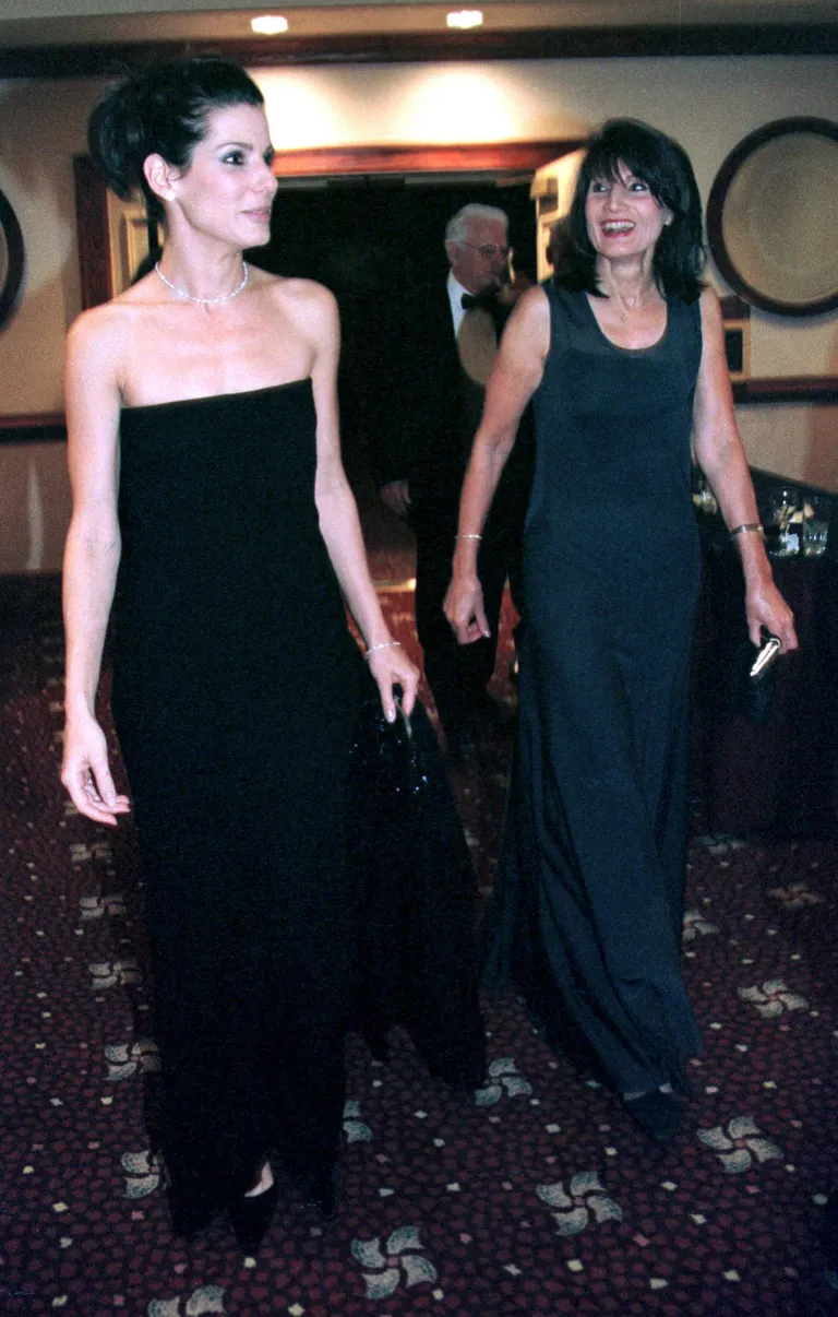 Sandra Bullock avec sa mère Helga et au gala Lombardi au profit de la recherche sur le cancer à l'hôpital universitaire de Georgetown le 3 octobre 1998 à Washington, D.C. | Source : Getty Images