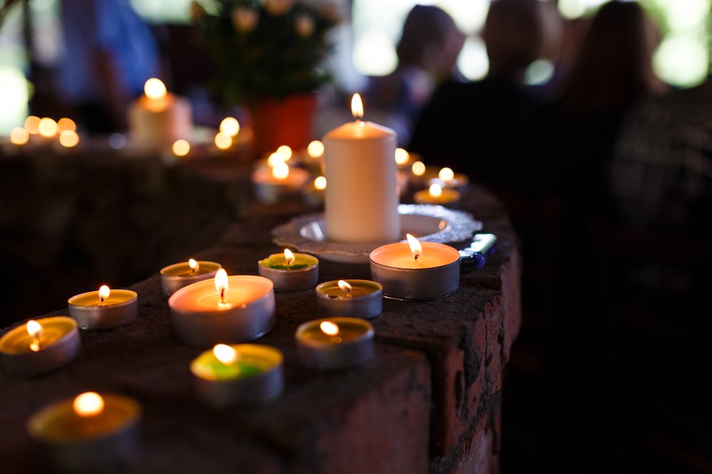 Conjunto de velones en un funeral. │Foto: Shutterstock