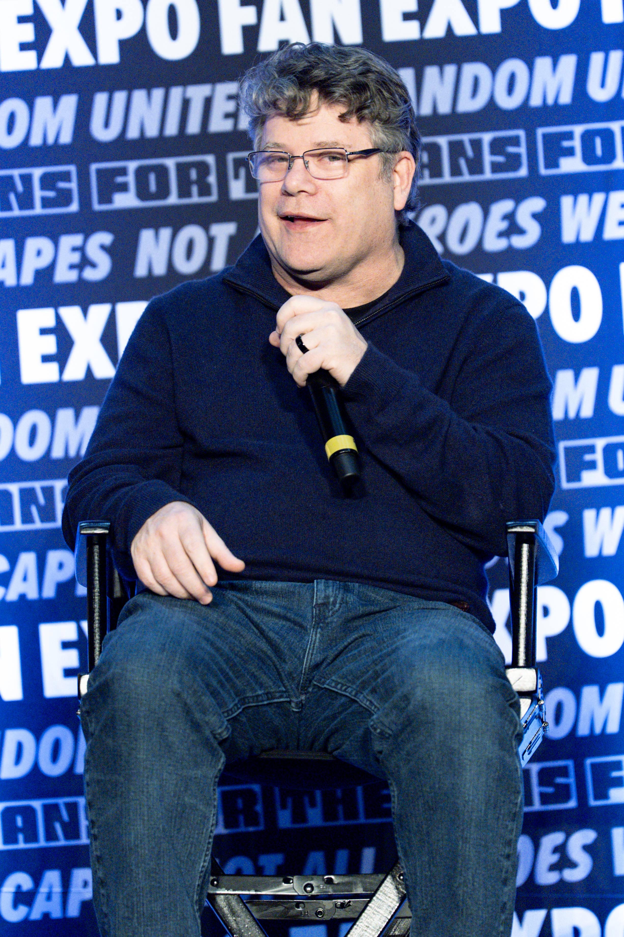 At the 2026 FAN EXPO on January 11 in New Orleans, Louisiana, Sean Astin took to the stage in casual denim and a navy pullover, radiating warmth and approachability. Now a seasoned actor and fan favourite on the convention circuit, he continues to embrace the legacy of Samwise with the same sincerity that made the role unforgettable.