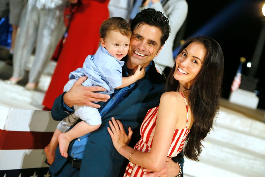 John Stamos mit seiner Frau Caitlin McHugh und ihrem Kind Billy | Quelle: Getty Images