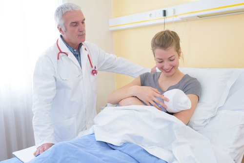 Doctor visitando a una madre que acaba de dar a luz. | Foto: Getty Images