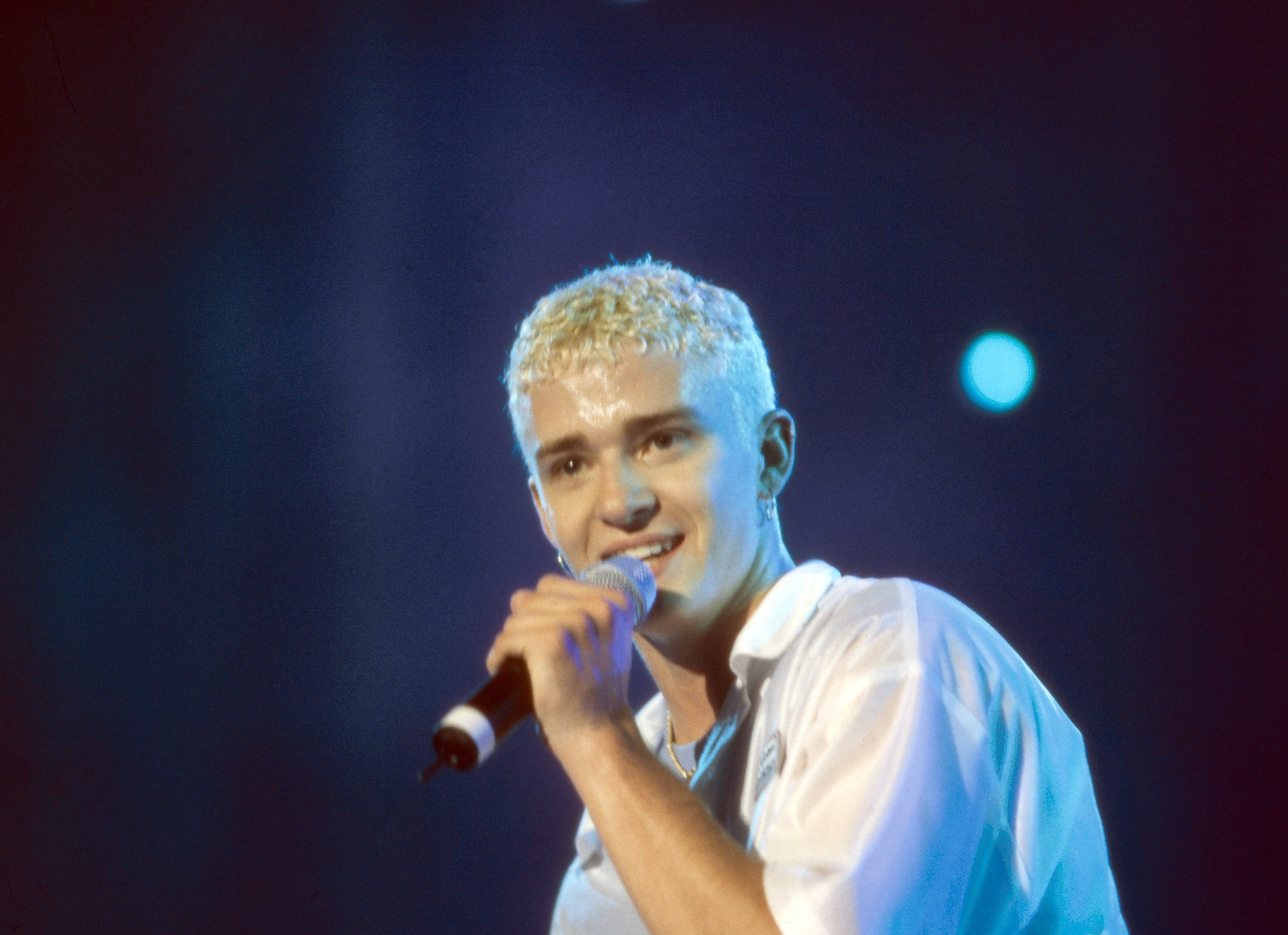 Justin Timberlake steht 1997 mit seiner Band *NSYNC in München auf der Bühne, Deutschland. | Quelle: Getty Images