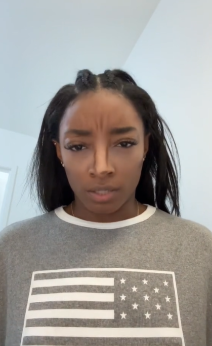 Simone Biles moves her eyebrows to demonstrate she can still make facial expressions after a Botox mishap, posted in August 2024 | Source: TikTok/simonebilesowens