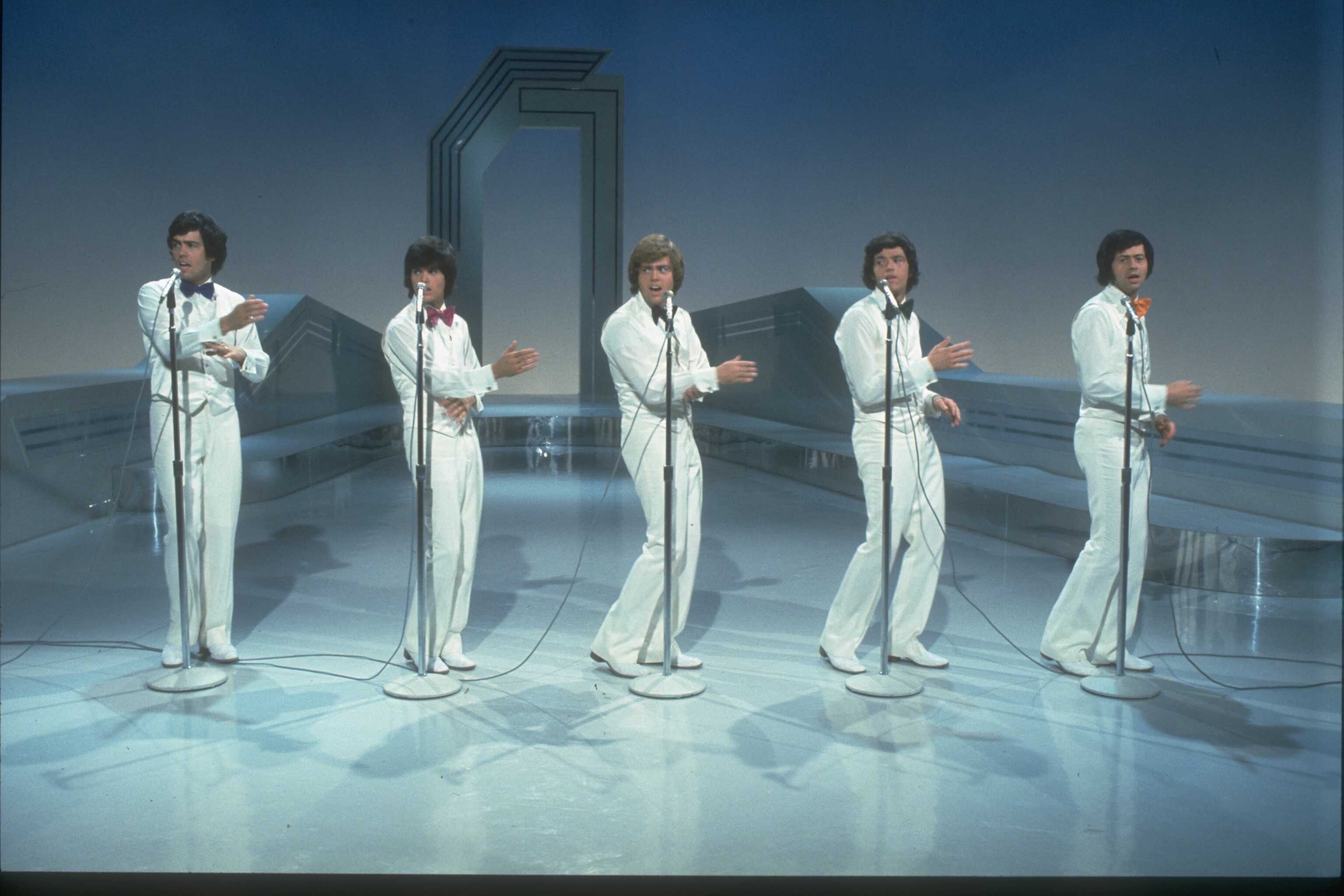 Alan, Donny, Merrill, Jay, and Wayne Osmond of pop group "The Osmonds" performing on stage, circa 1975 | Source: Getty Images