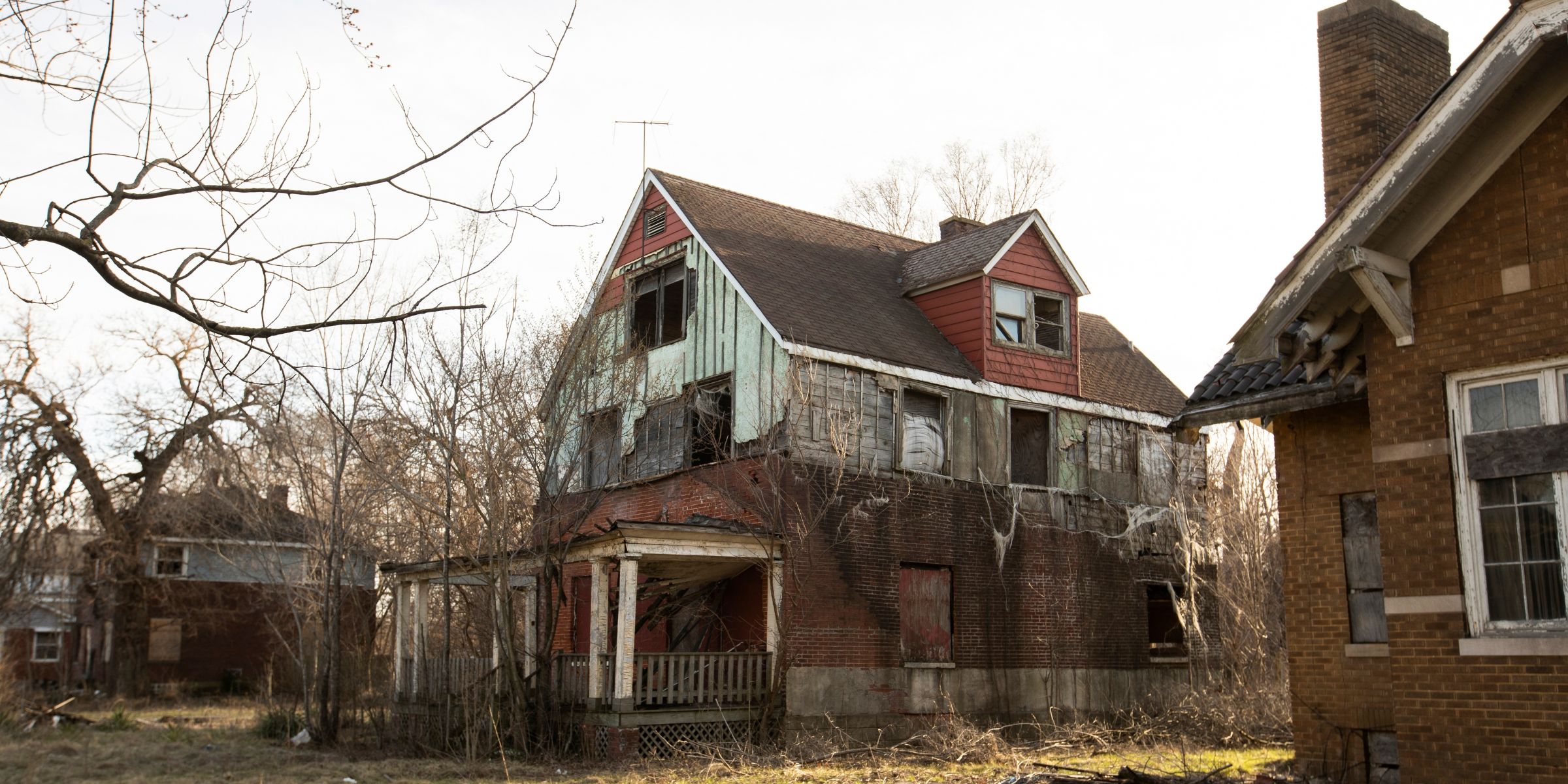 An old poor neighborhood | Source: Shutterstock